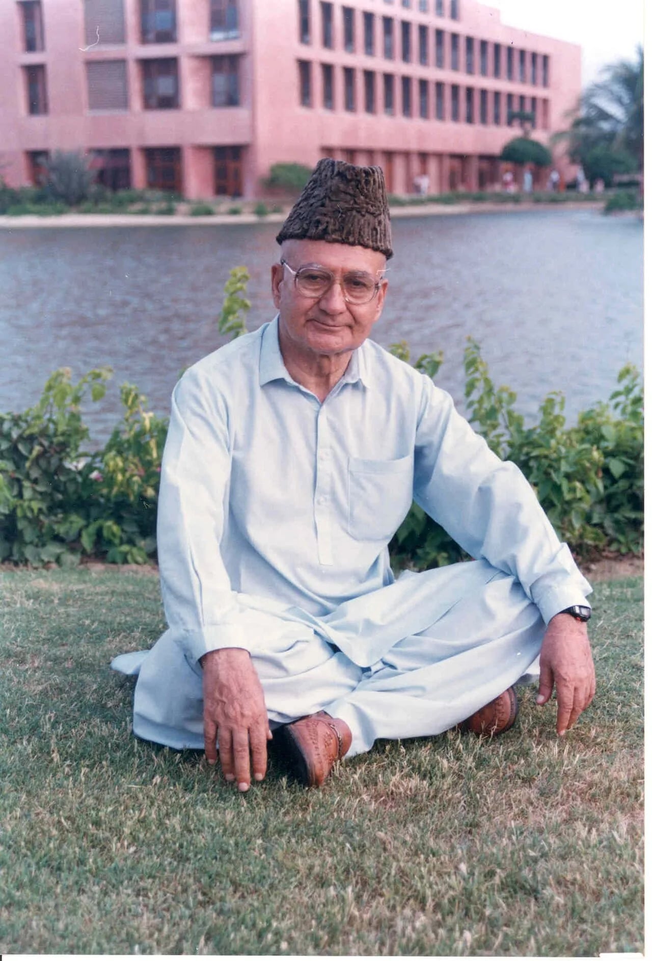 Portrait of Allama Nasir al-Din Nasir Hub-i-Ali Hunzai Baba-yi-Burushaski (1917–2017) – memorial page