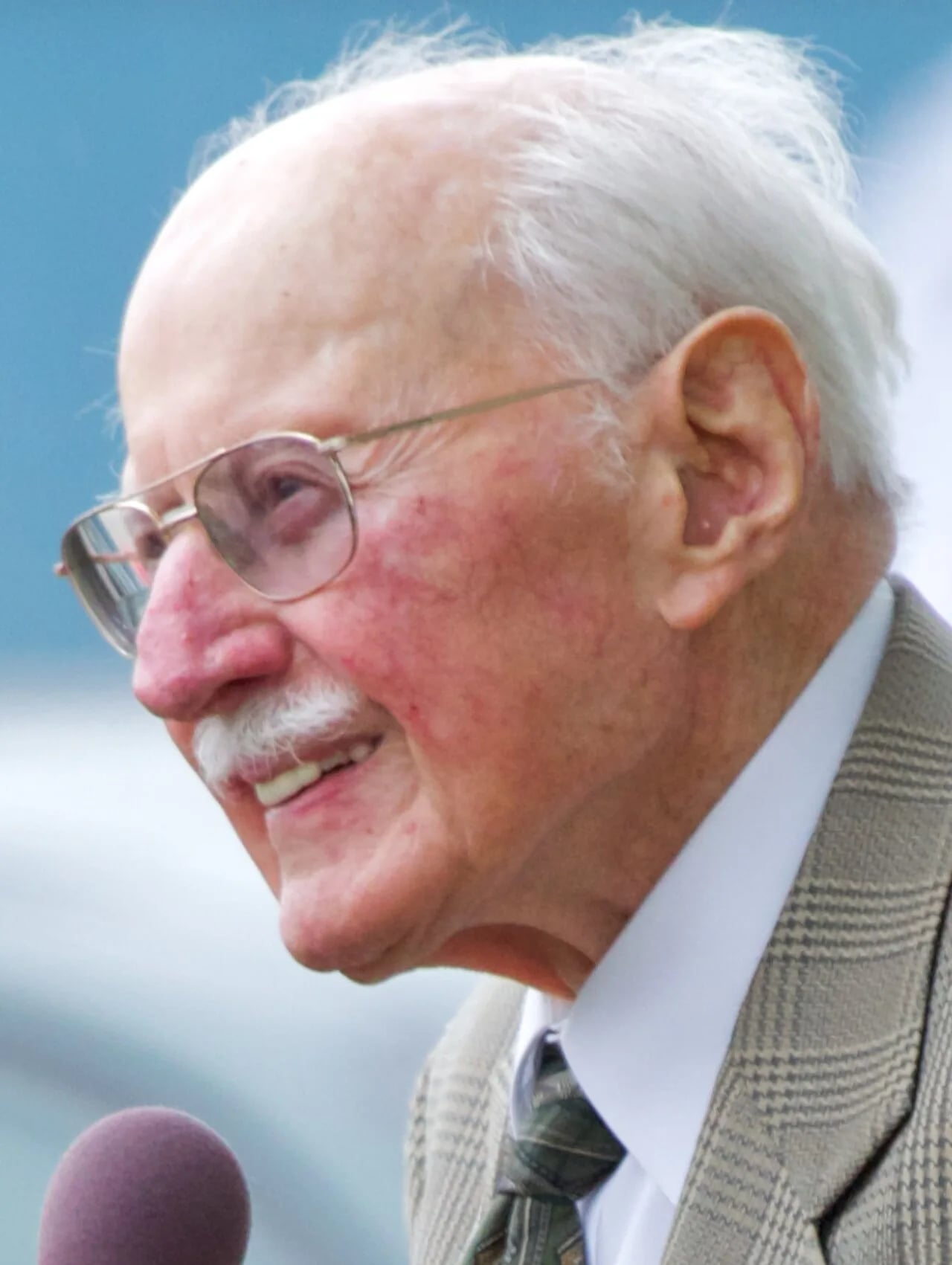 Porträt von Bob Hoover (1922–2016) – Gedenkseite