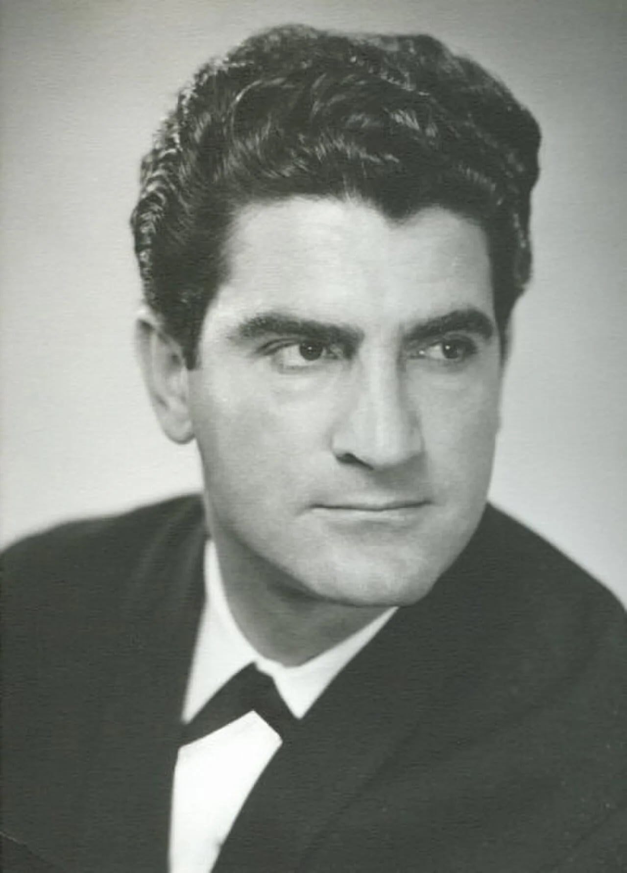Porträt von Vigen Derderian (1929–2003) – Gedenkseite