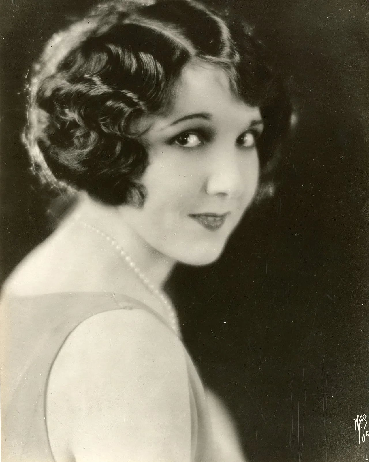 Portrait of Carmelita Geraghty (1901–1966) – memorial page