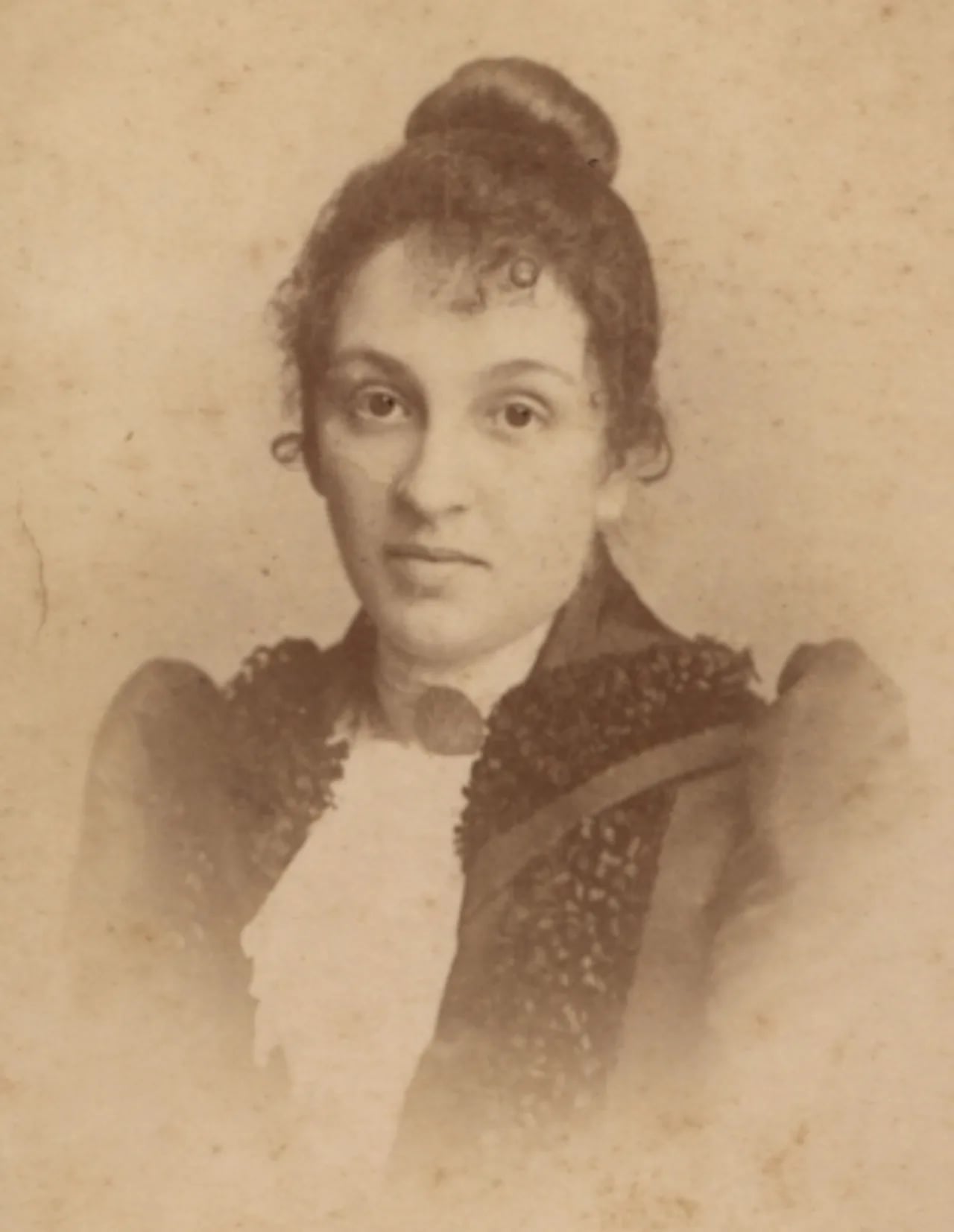 Portrait of Mariana do Canto e Castro (1865–1946) – memorial page
