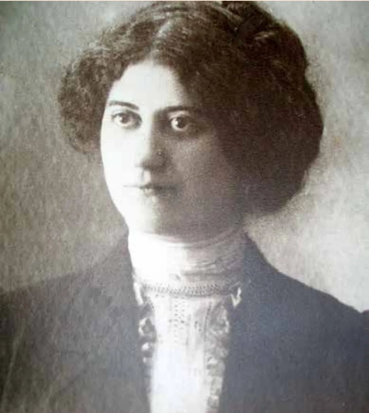 Portrait of María Espínola (1878–1963) – memorial page
