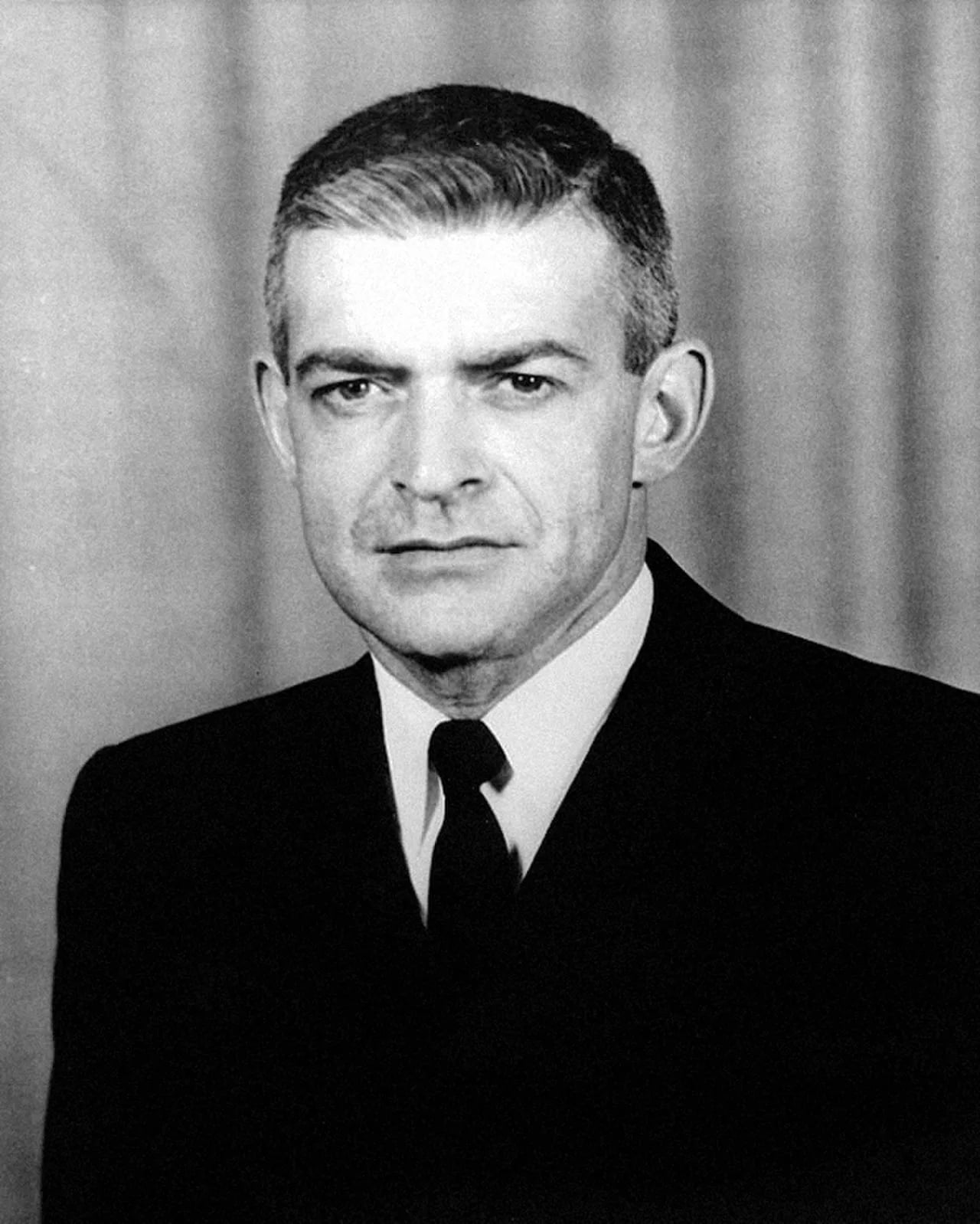 Portrait of Vincent R. Capodanno (1929–1967) – memorial page