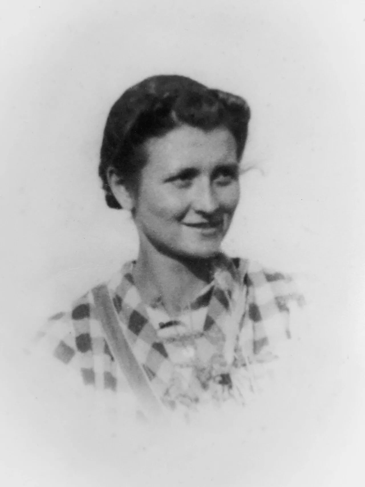 Portrait of Simone Plessis (1913–1945) – memorial page