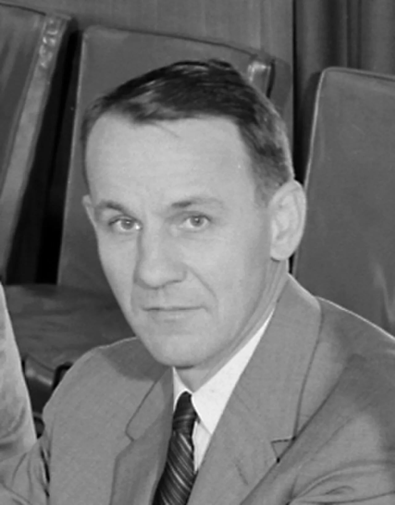 Portrait of Dale R. Corson (1914–2012) – memorial page