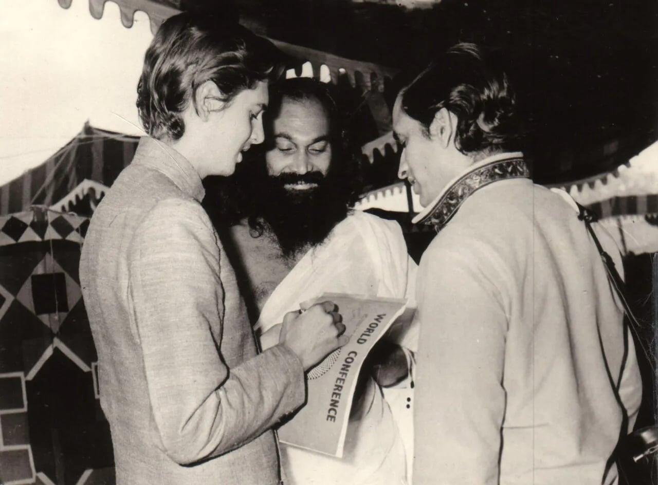 Porträt von Dhirendra Brahmachari (1924–1994) – Gedenkseite