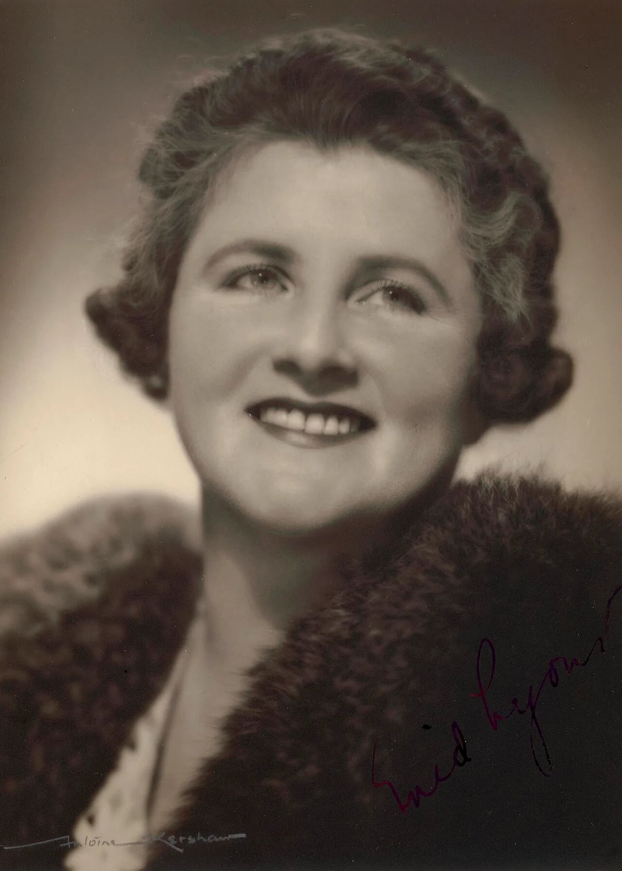 Portrait of Enid Muriel Lyons (1897–1981) – memorial page
