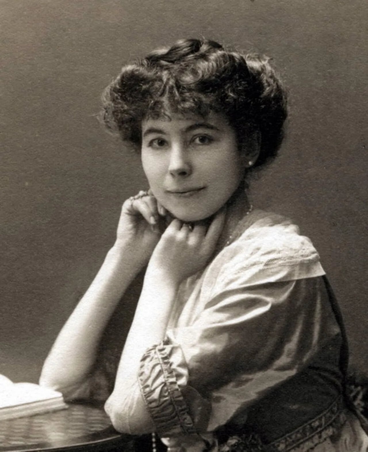 Porträt von Geneviève Aclocque (1884–1967) – Gedenkseite