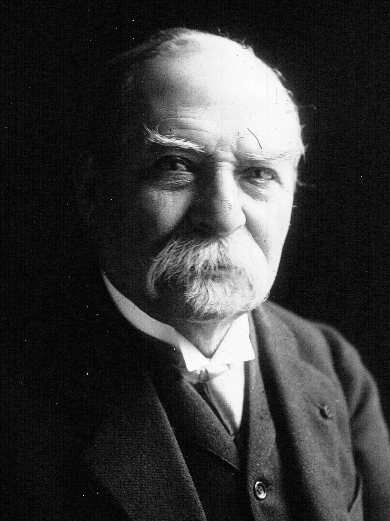 Porträt von Gustave Pédoya (1838–1938) – Gedenkseite