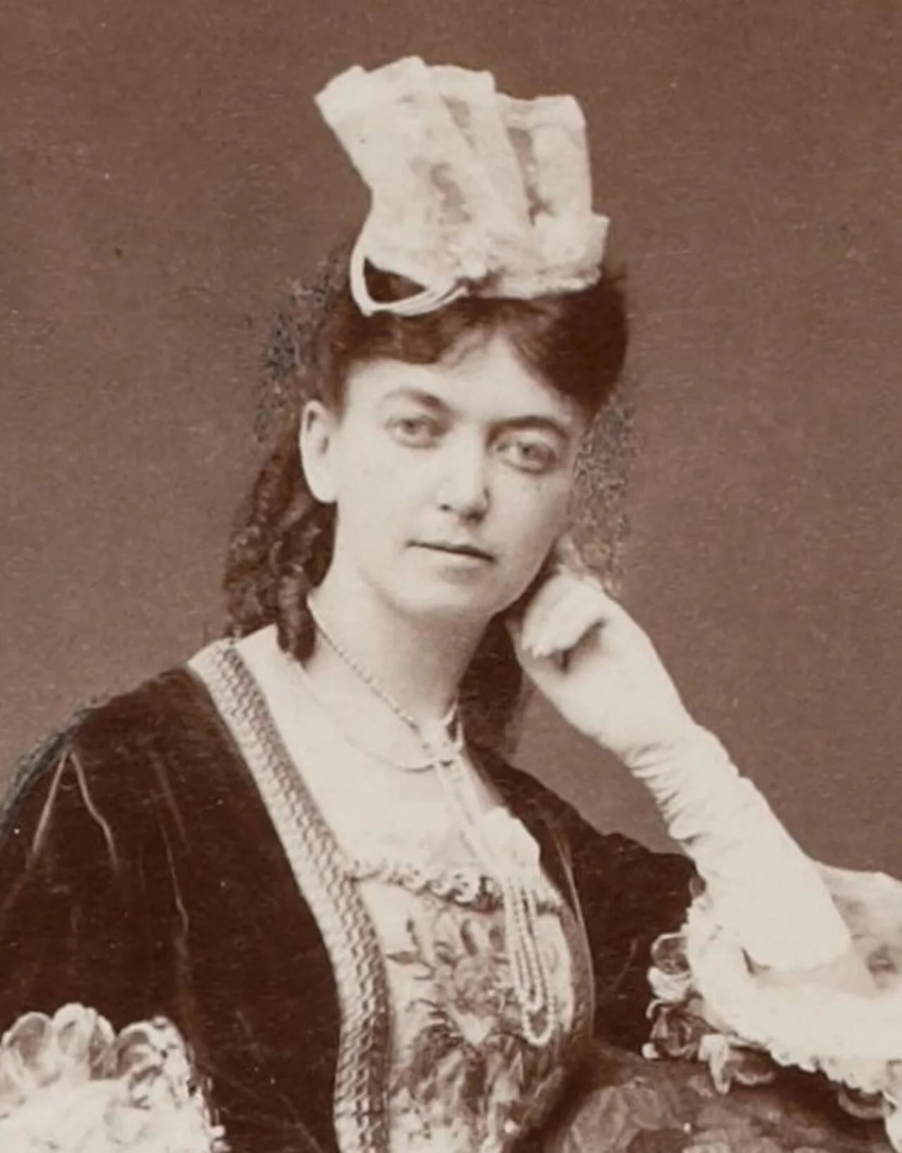 Porträt von Hortense Montefiore-Bischoffsheim (1843–1901) – Gedenkseite