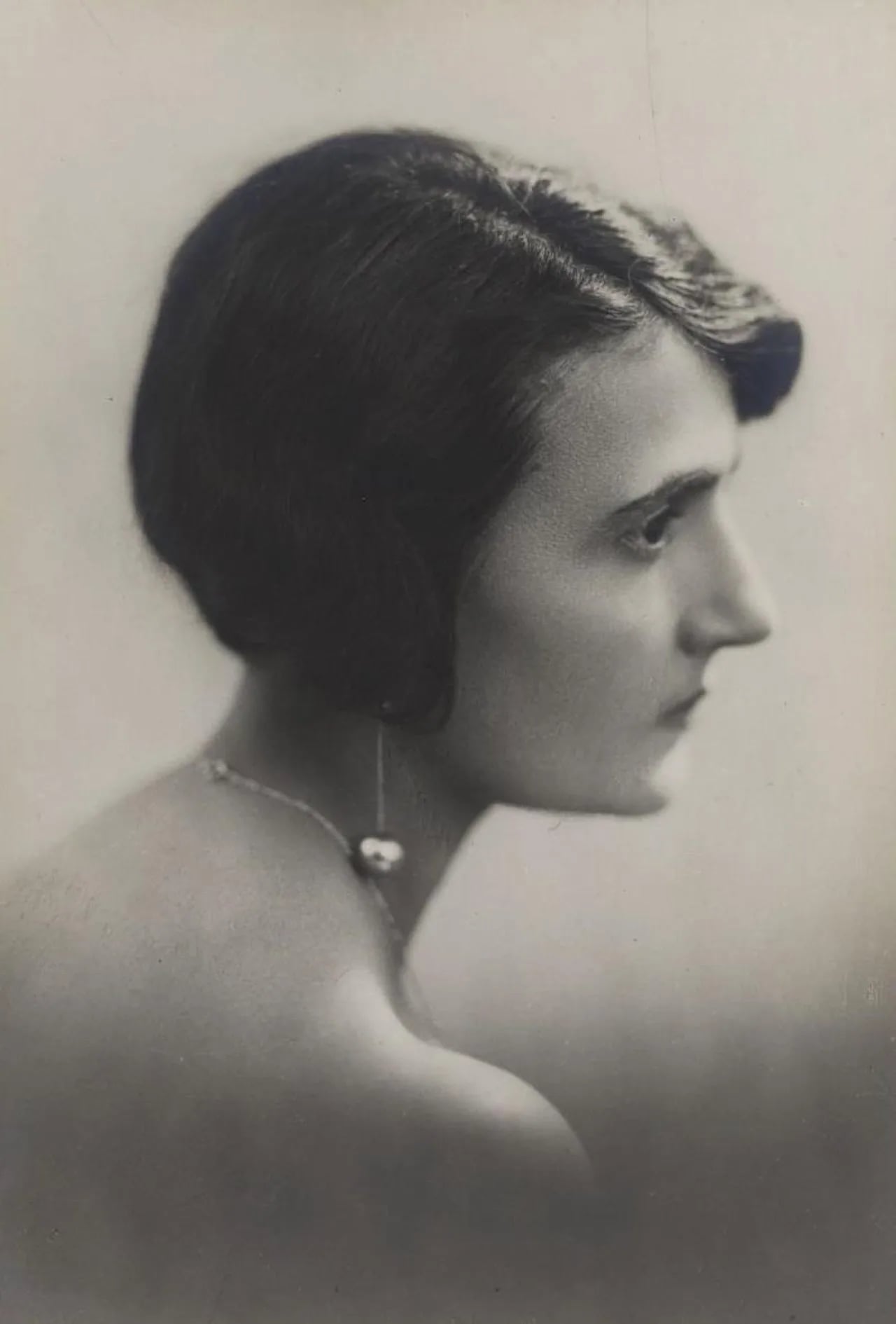 Portrait of Isabelle Sandy (1884–1975) – memorial page