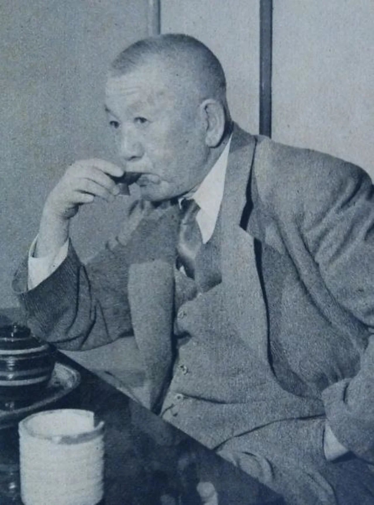 Porträt von Yoshii Isamu (1886–1960) – Gedenkseite