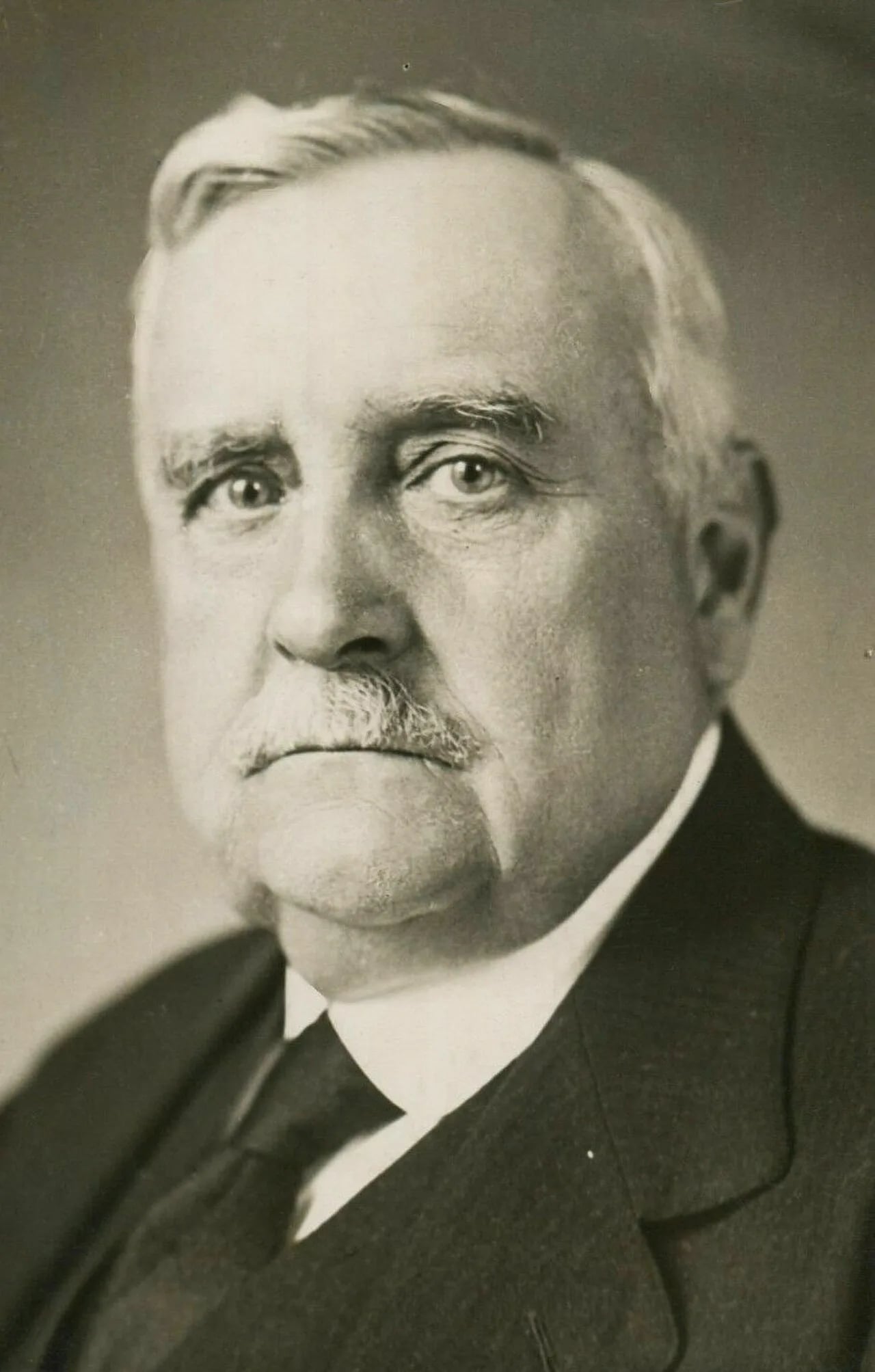 Porträt von James Hennessy (1867–1945) – Gedenkseite
