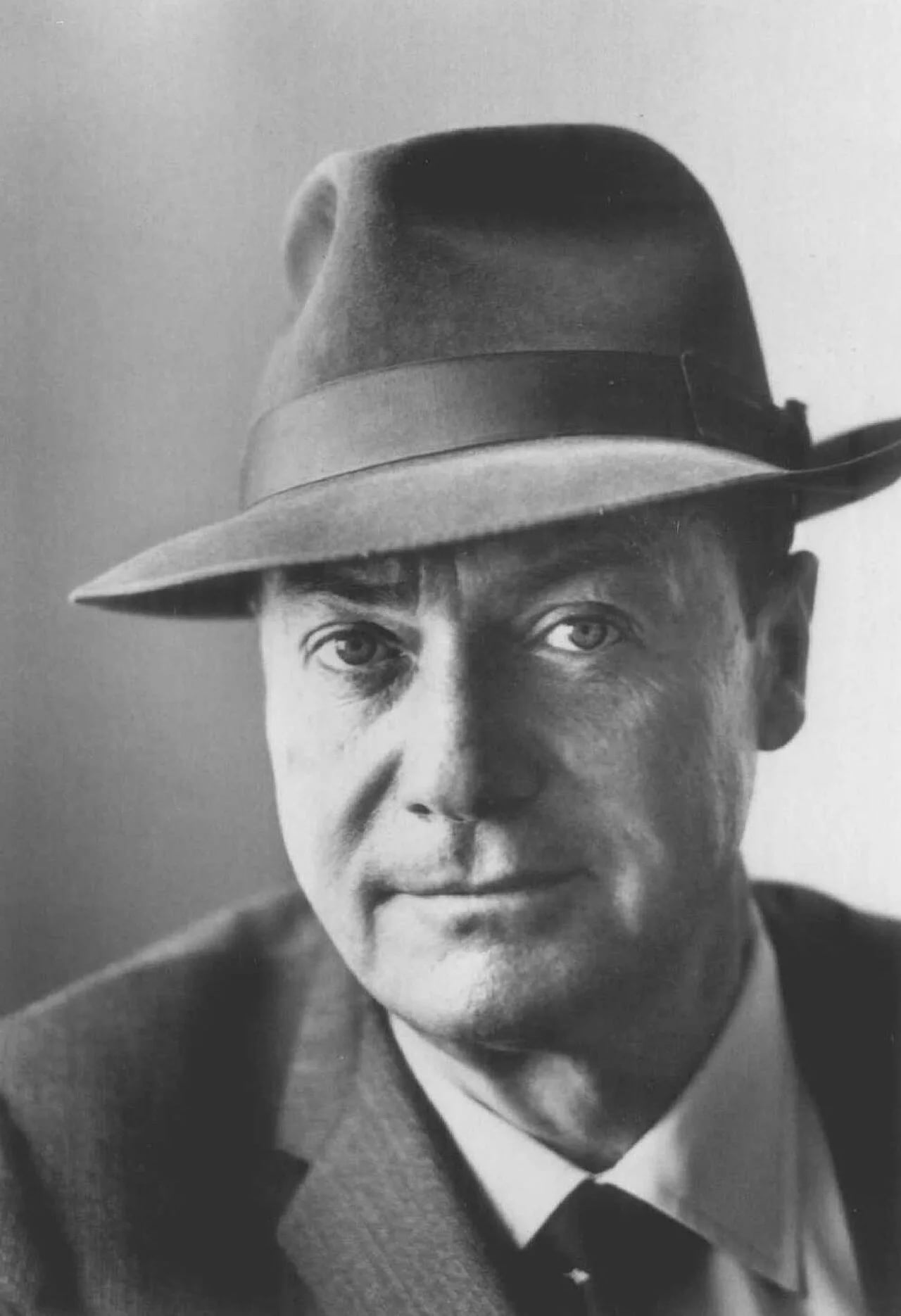 Portrait of Ross Macdonald (1915–1983) – memorial page