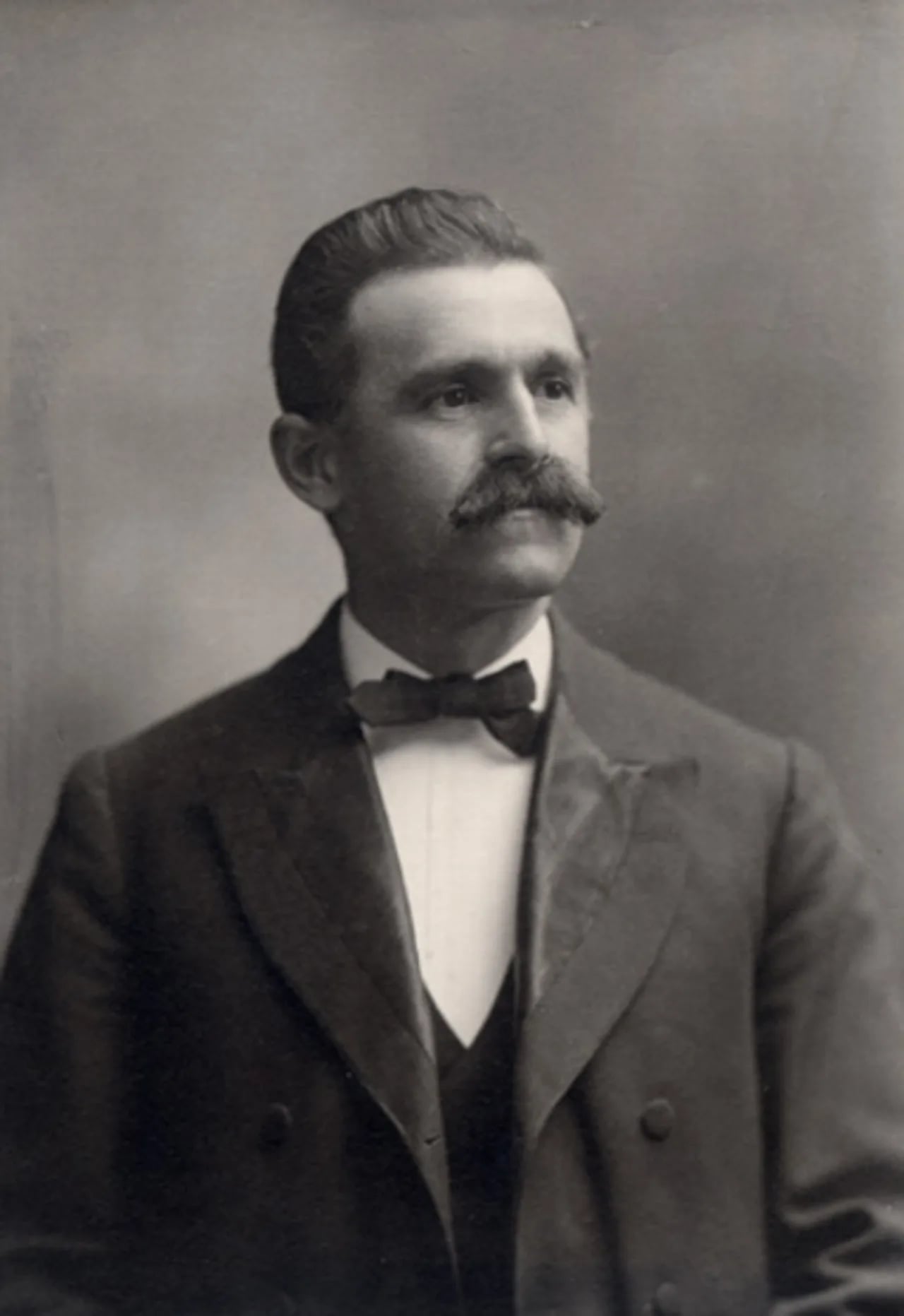 Porträt von Joseph-Édouard Caron (1866–1930) – Gedenkseite