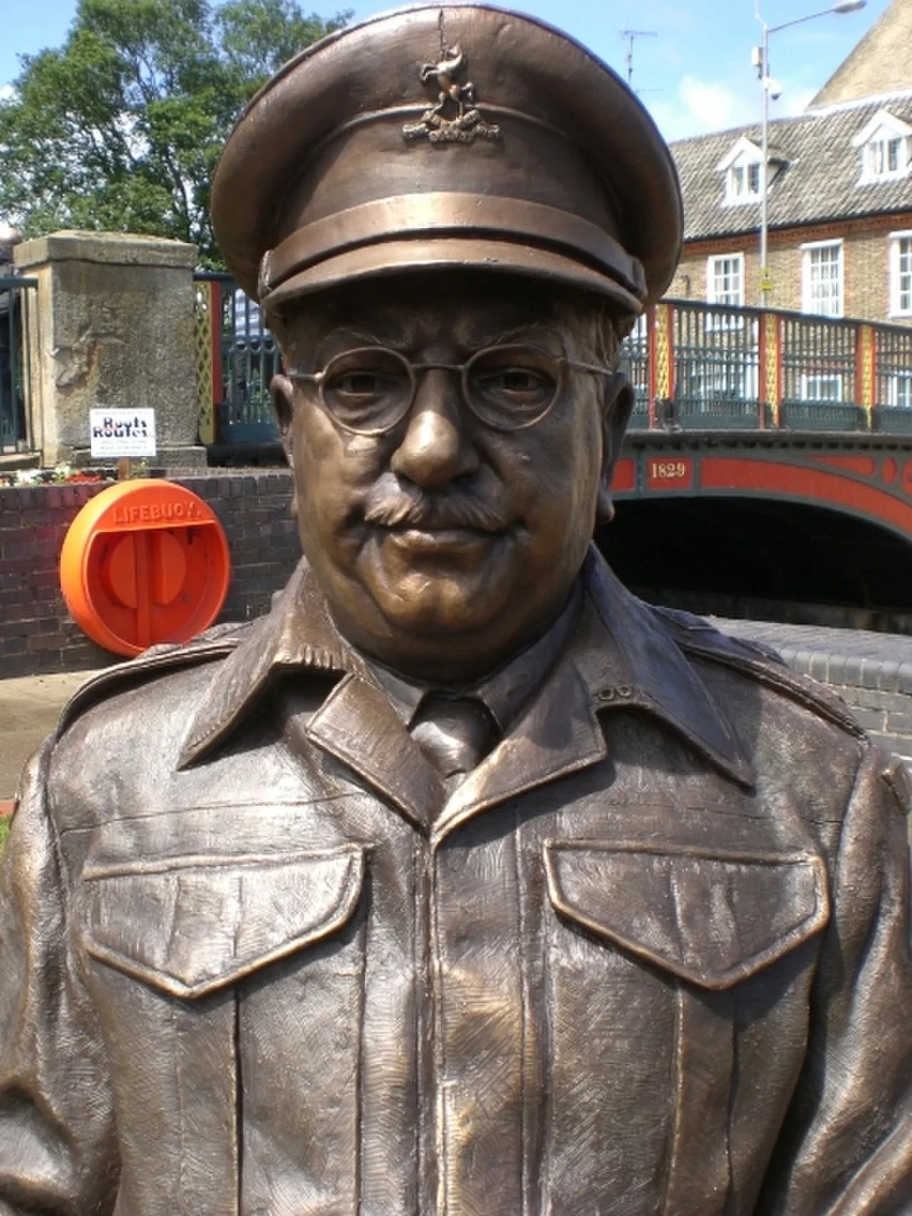 Portrait of Arthur Lowe (1915–1982) – memorial page