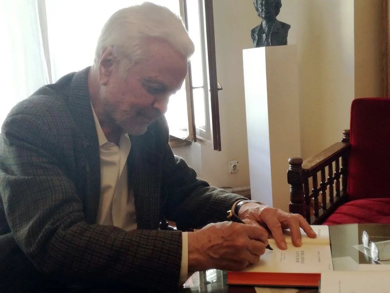 Porträt von Ljubomir Simović (1935–2025) – Gedenkseite