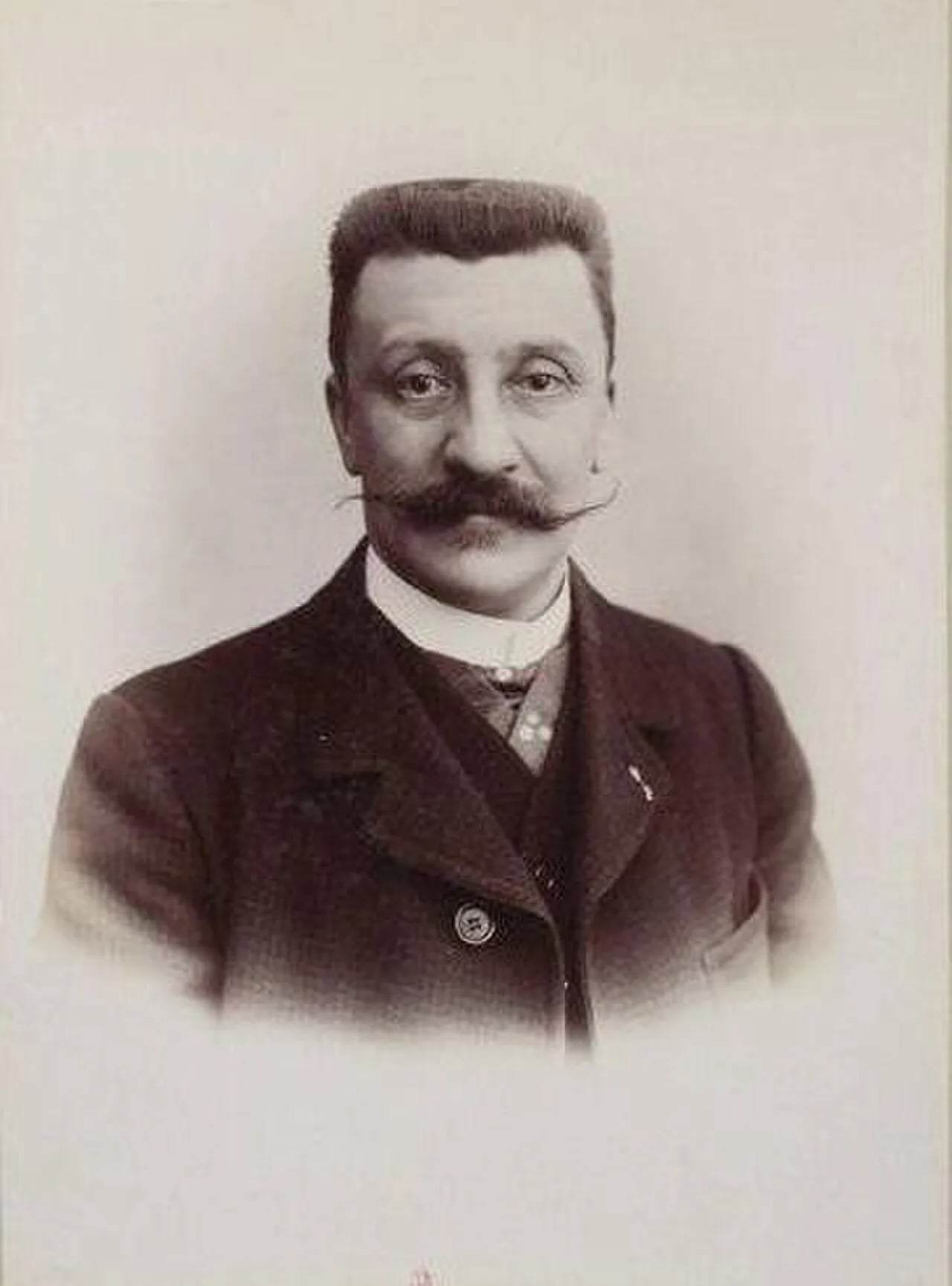 Porträt von Louis d'Iriart d'Etchepare (1859–1945) – Gedenkseite