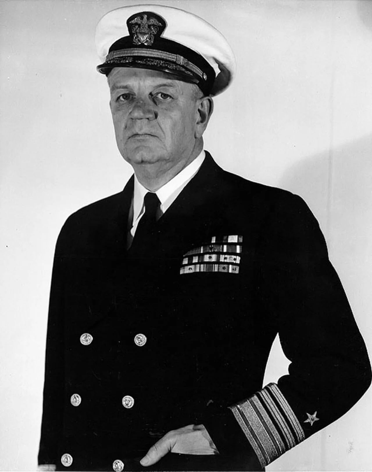 Porträt von William Fechteler (1896–1967) – Gedenkseite