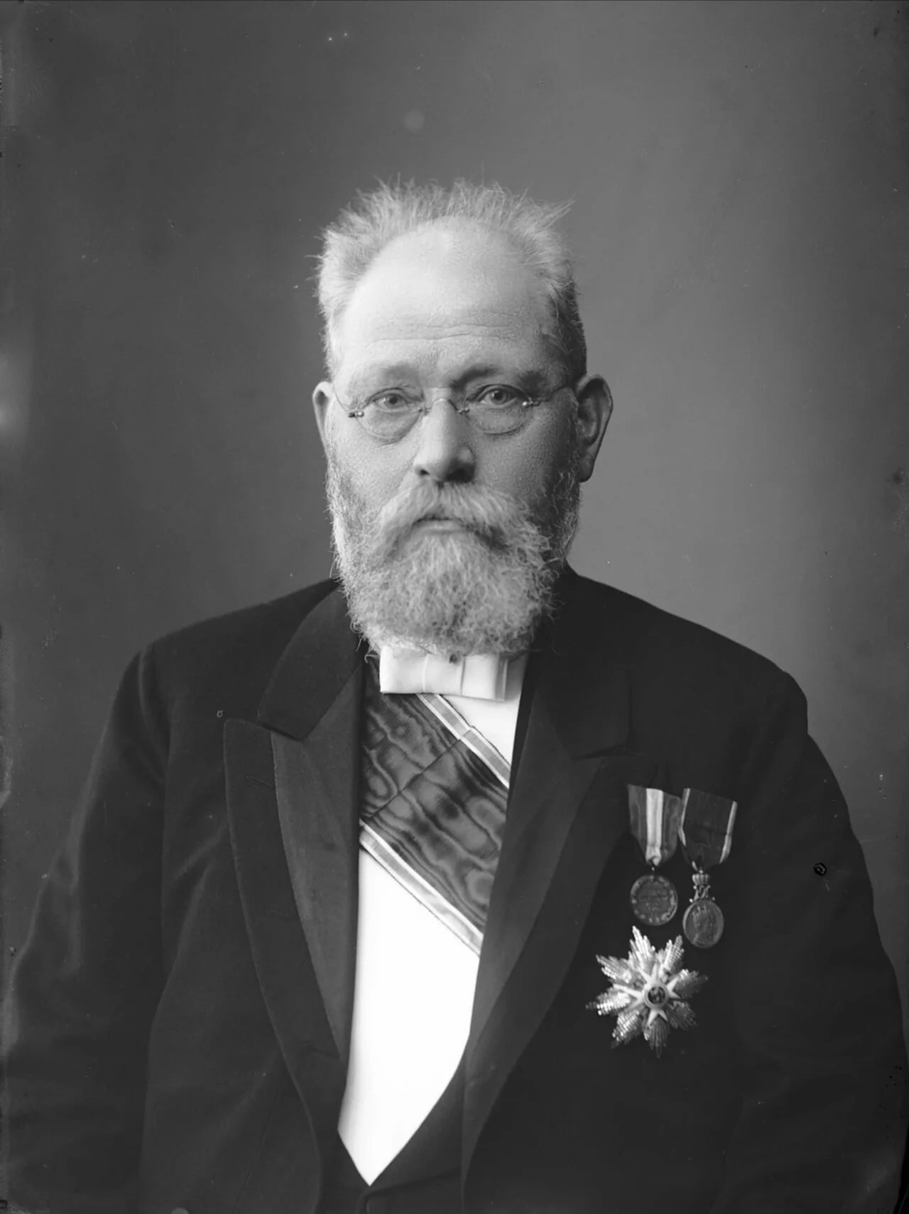 Portrait of Abraham Berge (1851–1936) – memorial page