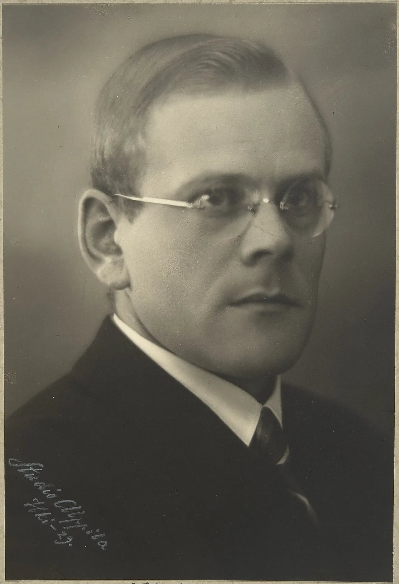 Portrait of Väinö Auer (1895–1981) – memorial page