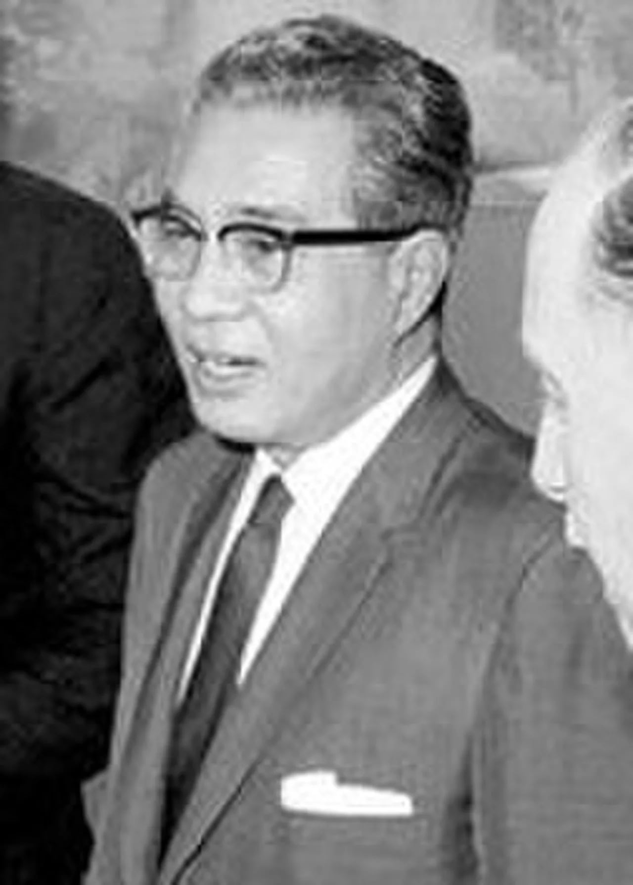 Porträt von Nhiek Tioulong (1908–1996) – Gedenkseite