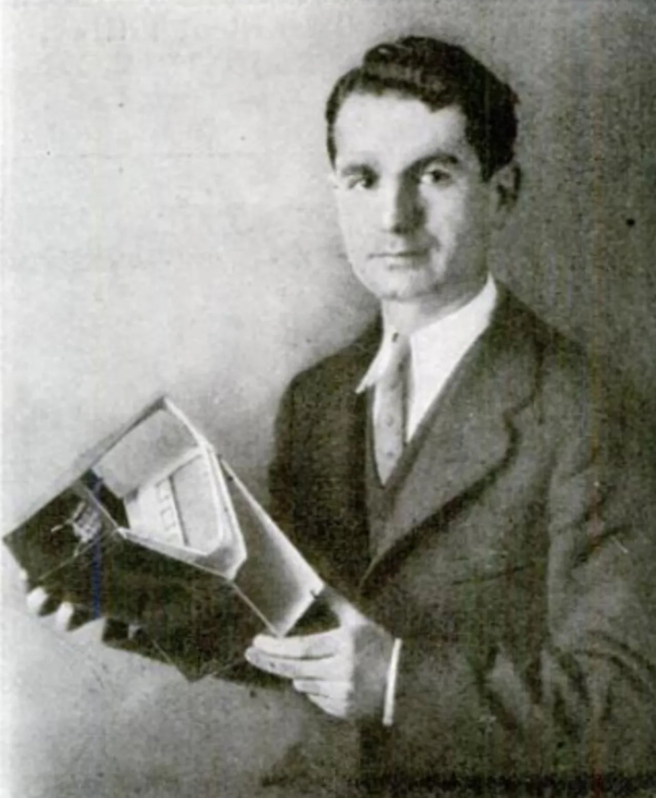 Porträt von Luther George Simjian (1905–1997) – Gedenkseite
