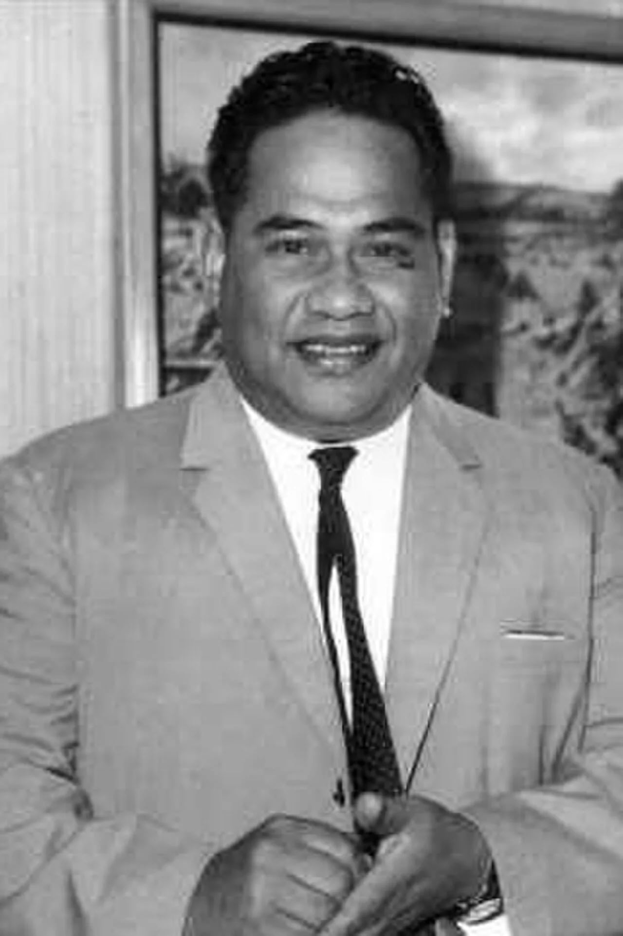 Portrait of Hammer DeRoburt (1922–1992) – memorial page