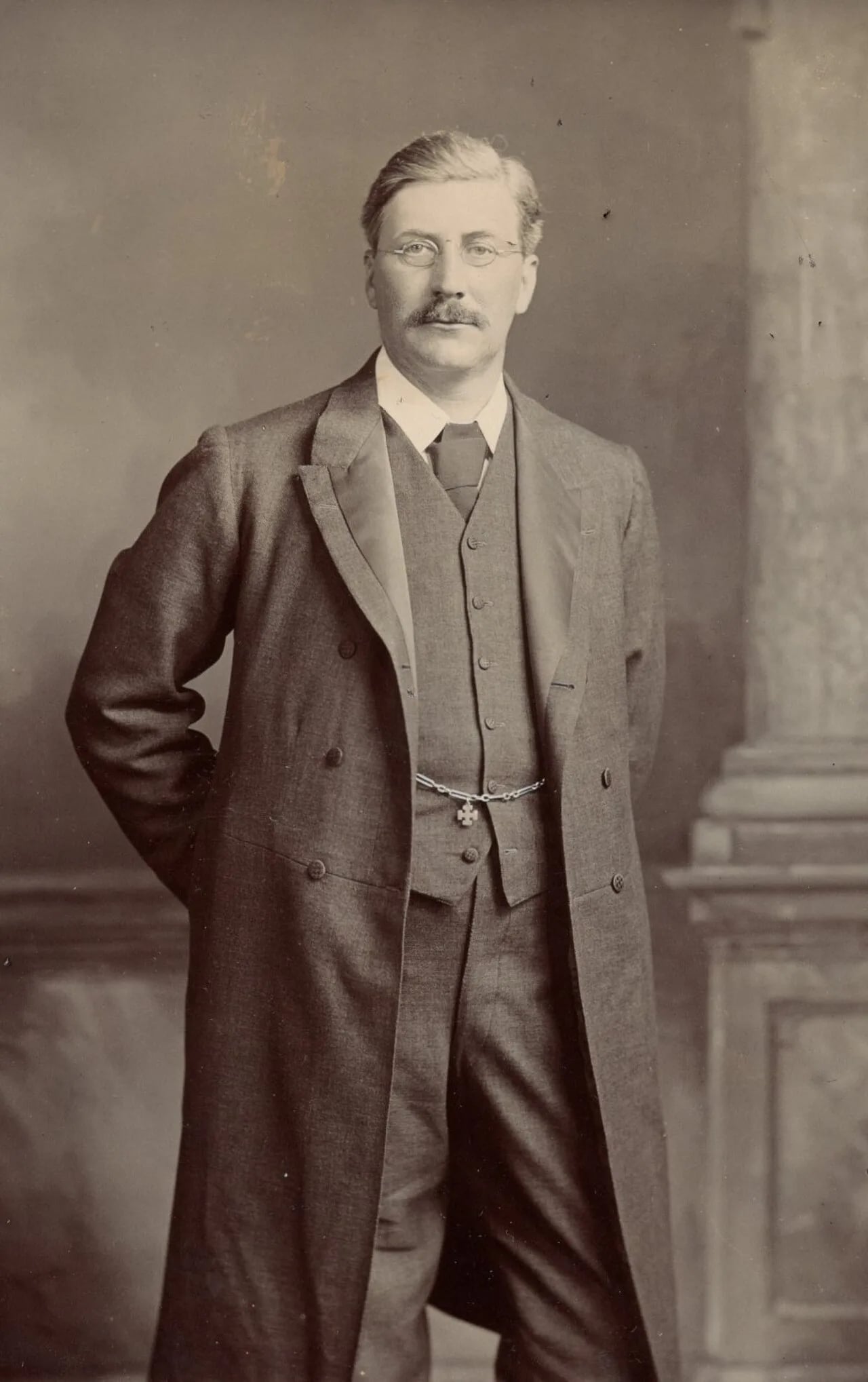 Portrait of Frank Russell, 2. Earl Russell (1865–1931) – memorial page