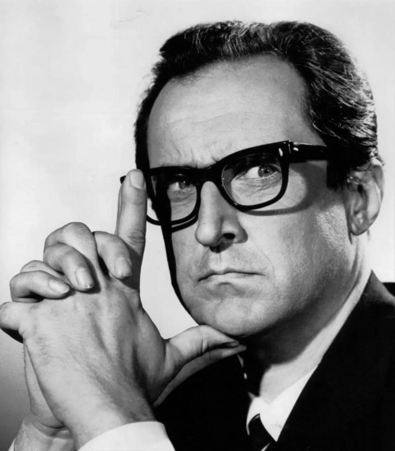 Portrait of Roger Bowen (1932–1996) – memorial page