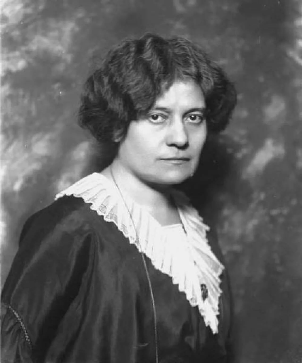 Portrait of Ada Negri (1870–1945) – memorial page