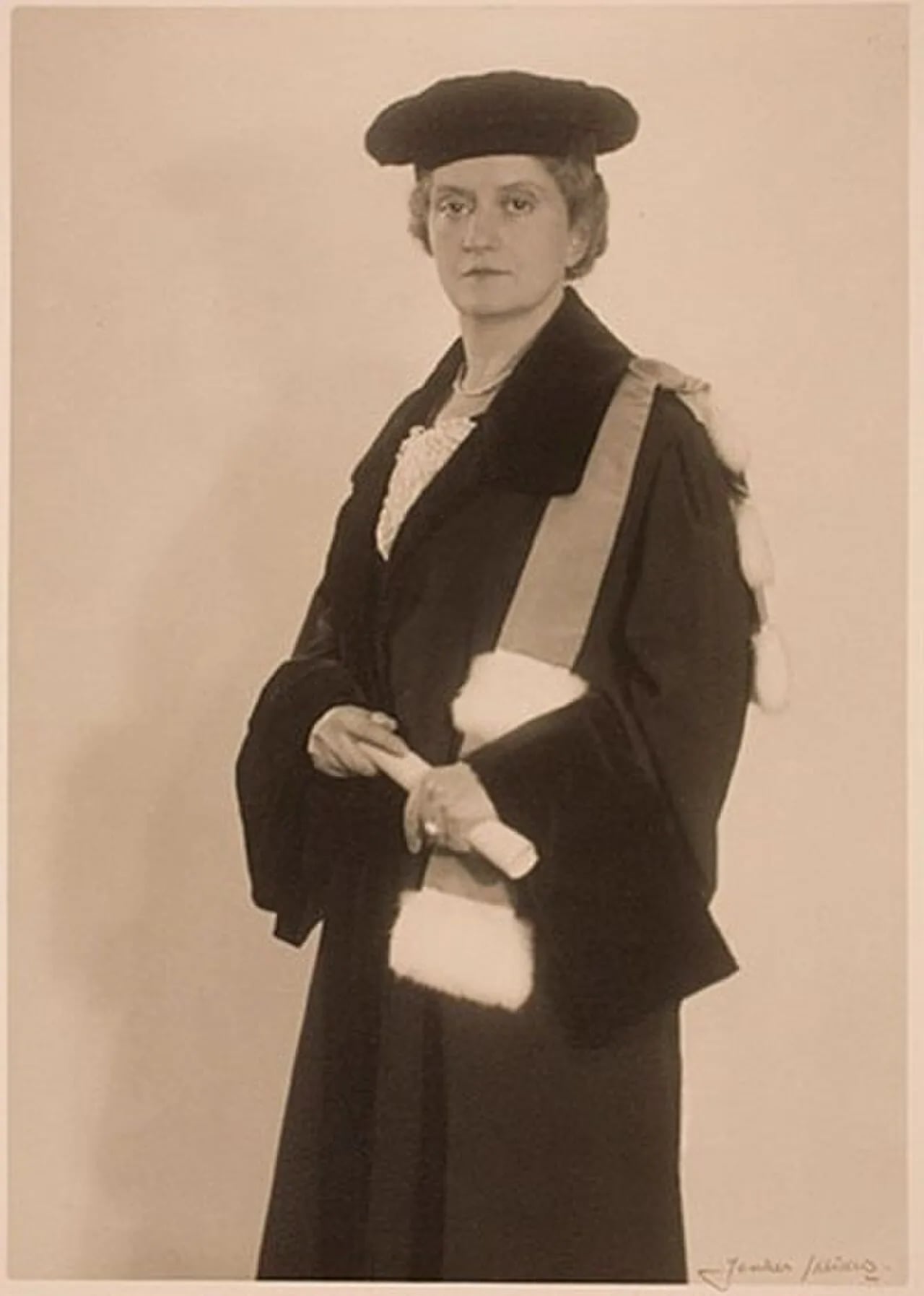 Portrait of Sophia Antoniadis (1895–1972) – memorial page