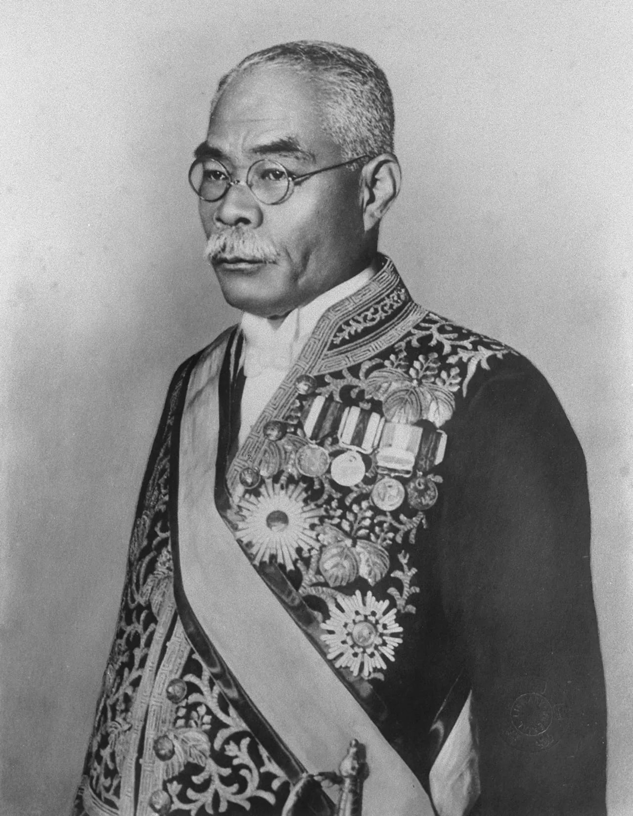 Portrait of Hamaguchi Osachi (1870–1931) – memorial page