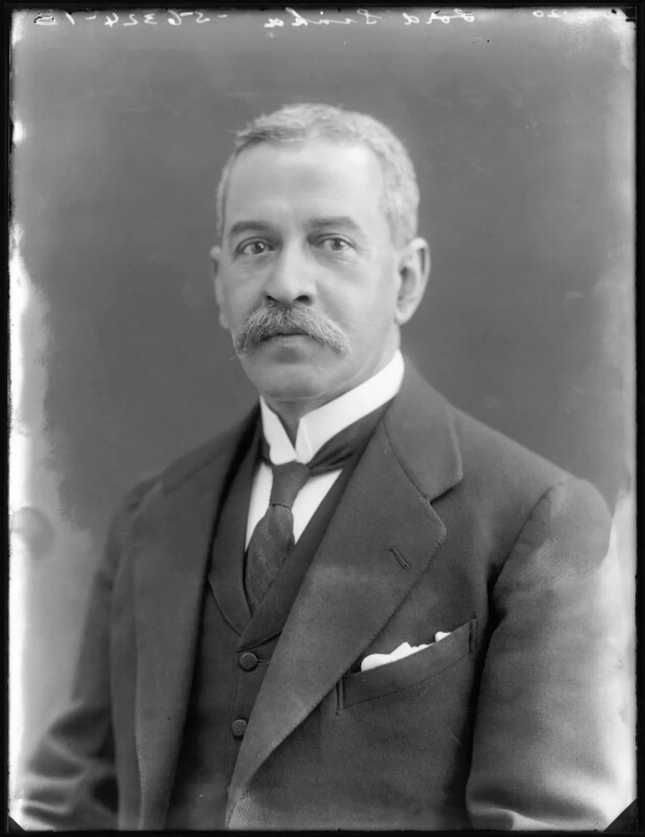 Porträt von Satyendra Prasanna Sinha, 1st Baron Sinha (1863–1928) – Gedenkseite