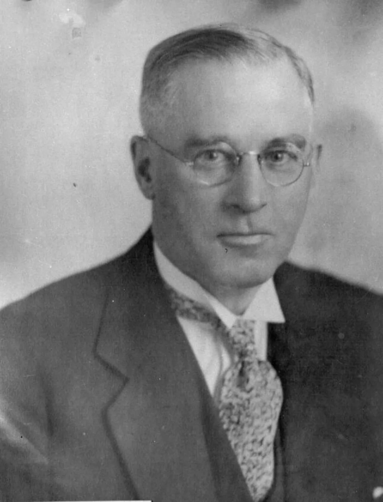 Porträt von William J. P. MacMillan (1881–1957) – Gedenkseite
