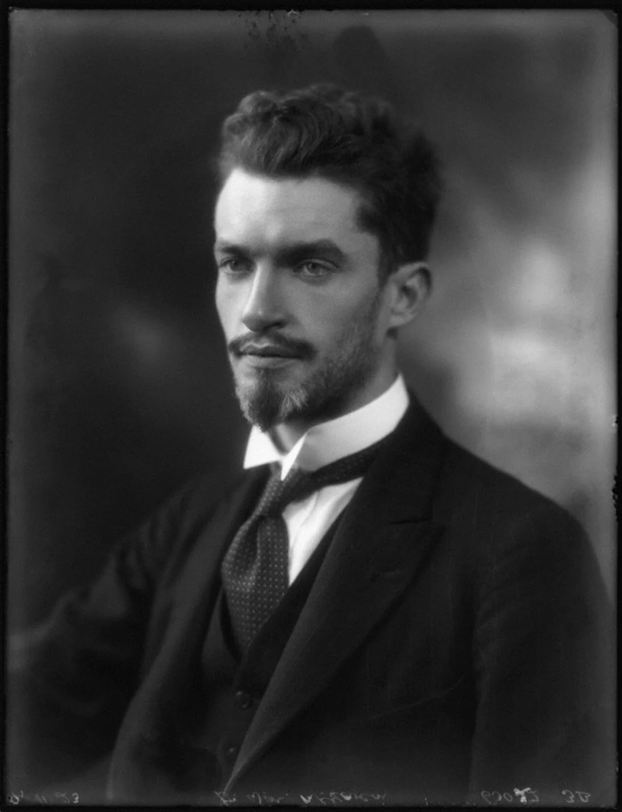 Porträt von William Montgomery McGovern (1897–1964) – Gedenkseite