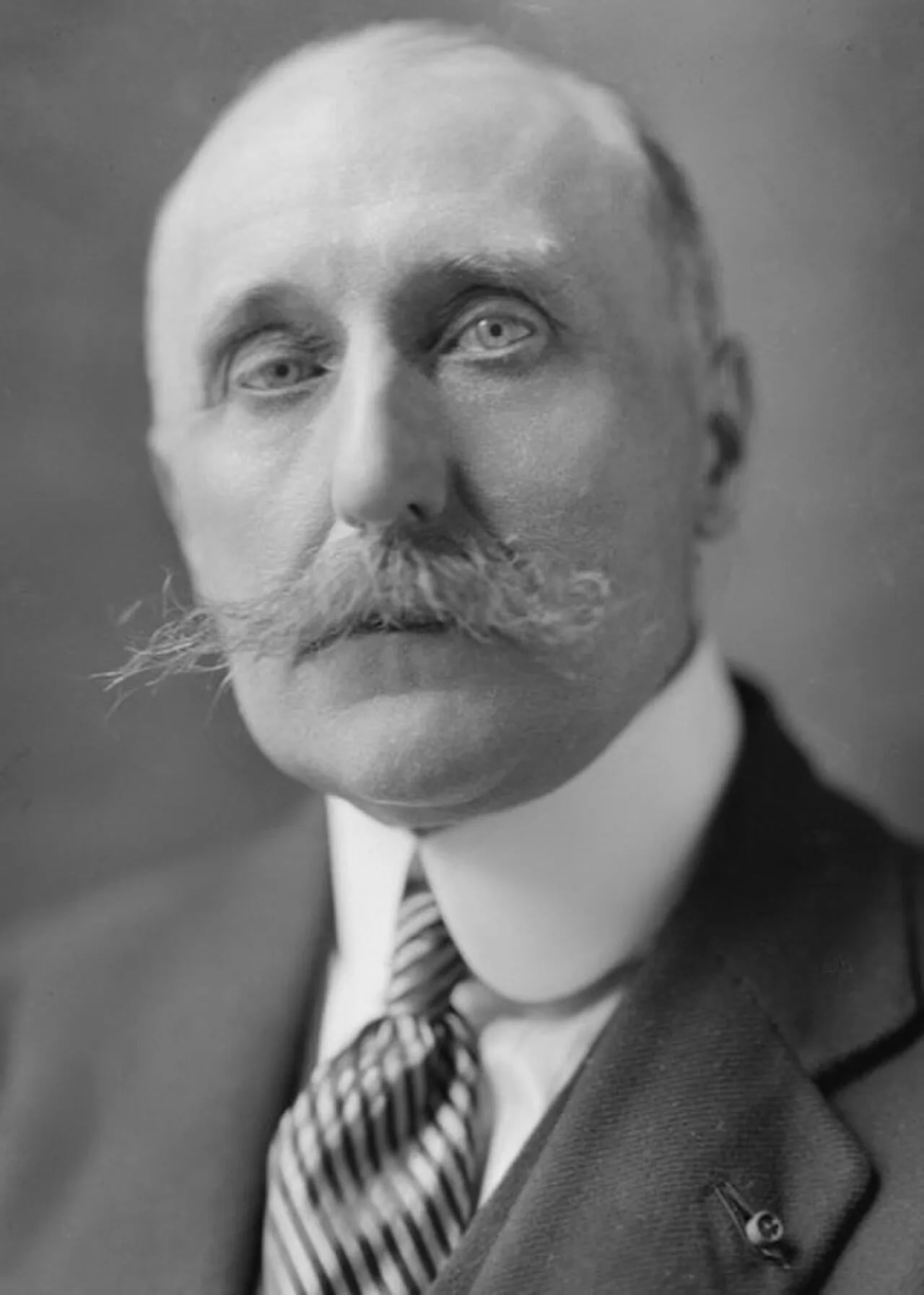 Portrait of Édouard de Warren (1871–1962) – memorial page