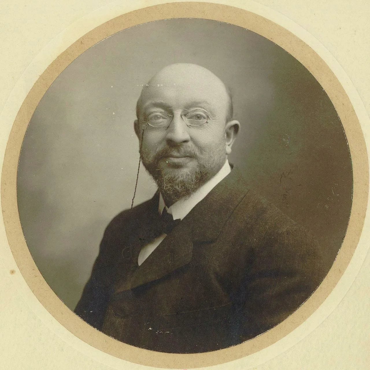 Porträt von Adolphe Hennebains (1862–1914) – Gedenkseite