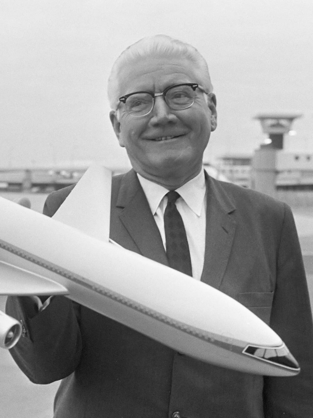 Portrait of Carl Kotchian (1914–2008) – memorial page