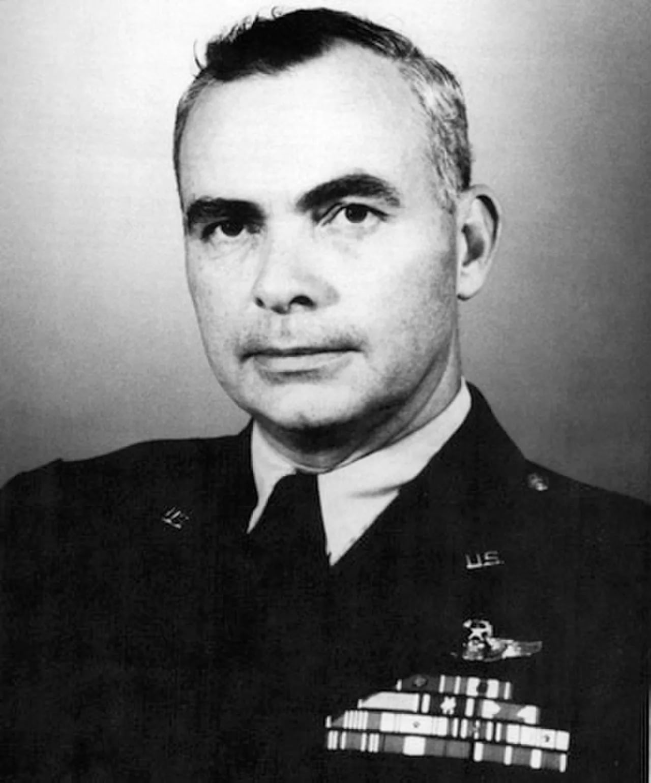 Porträt von Charles H. MacDonald (1914–2002) – Gedenkseite