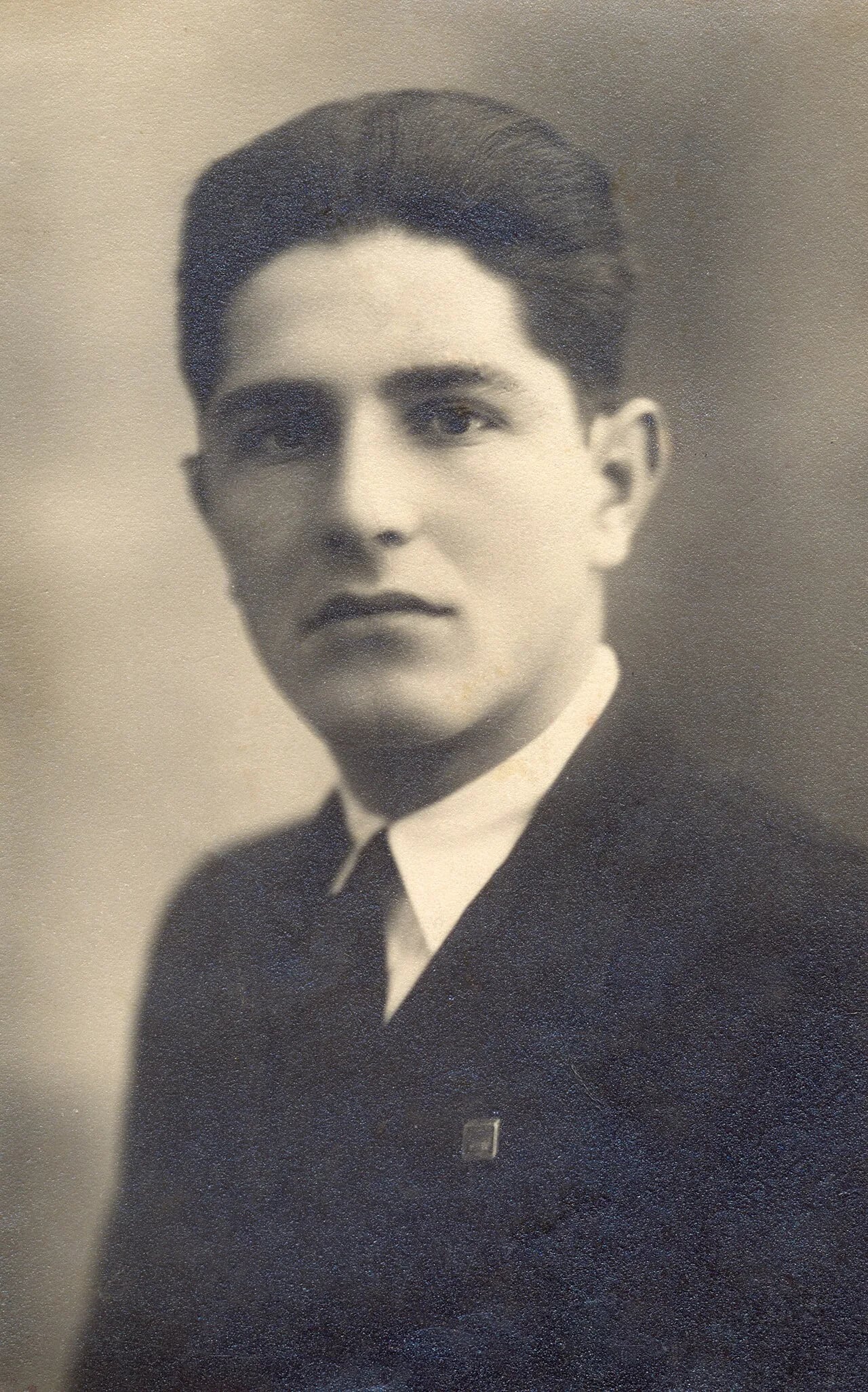Porträt von Asim Vokshi (1909–1937) – Gedenkseite