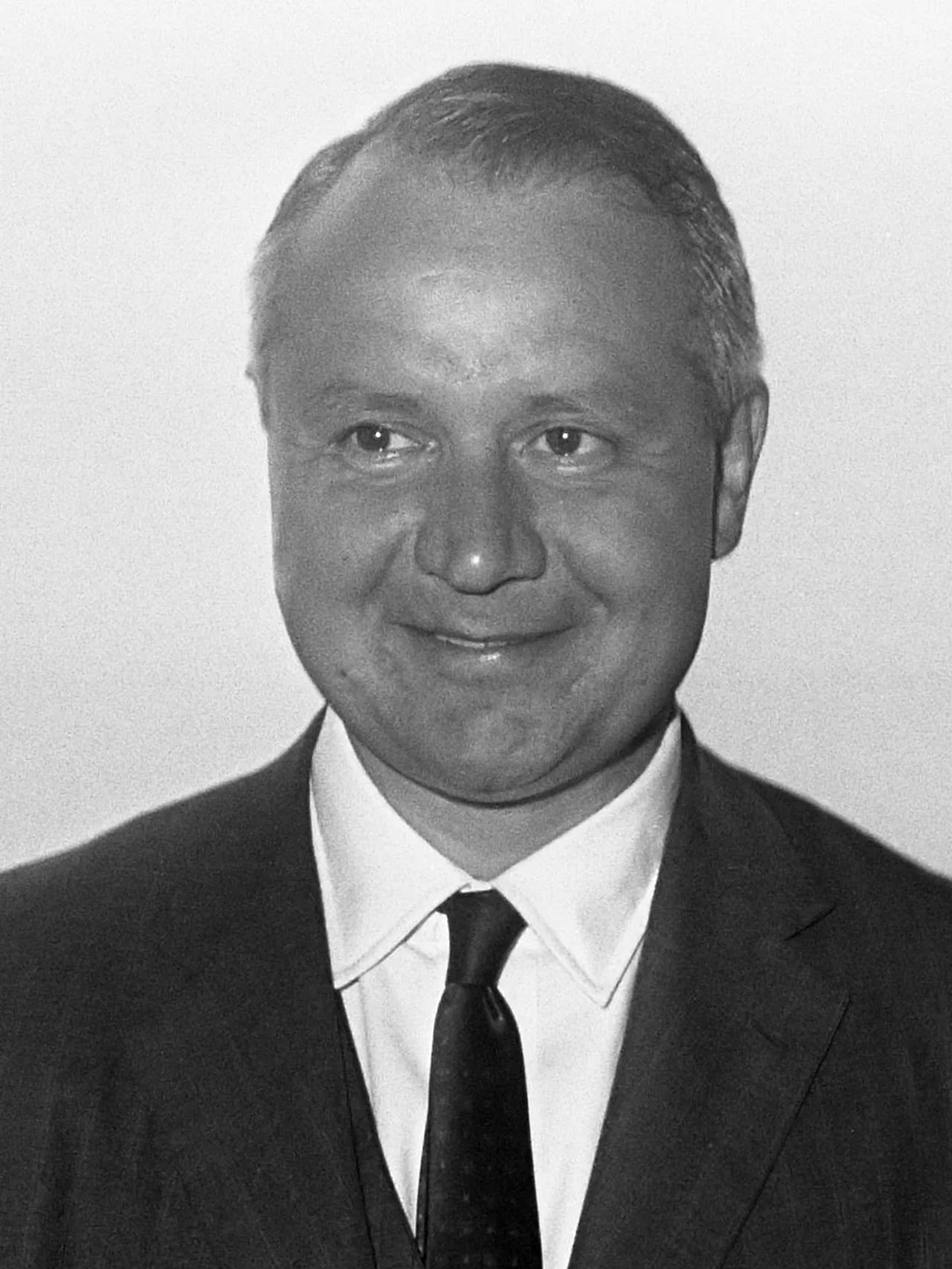 Porträt von J. William Middendorf (1924–2025) – Gedenkseite