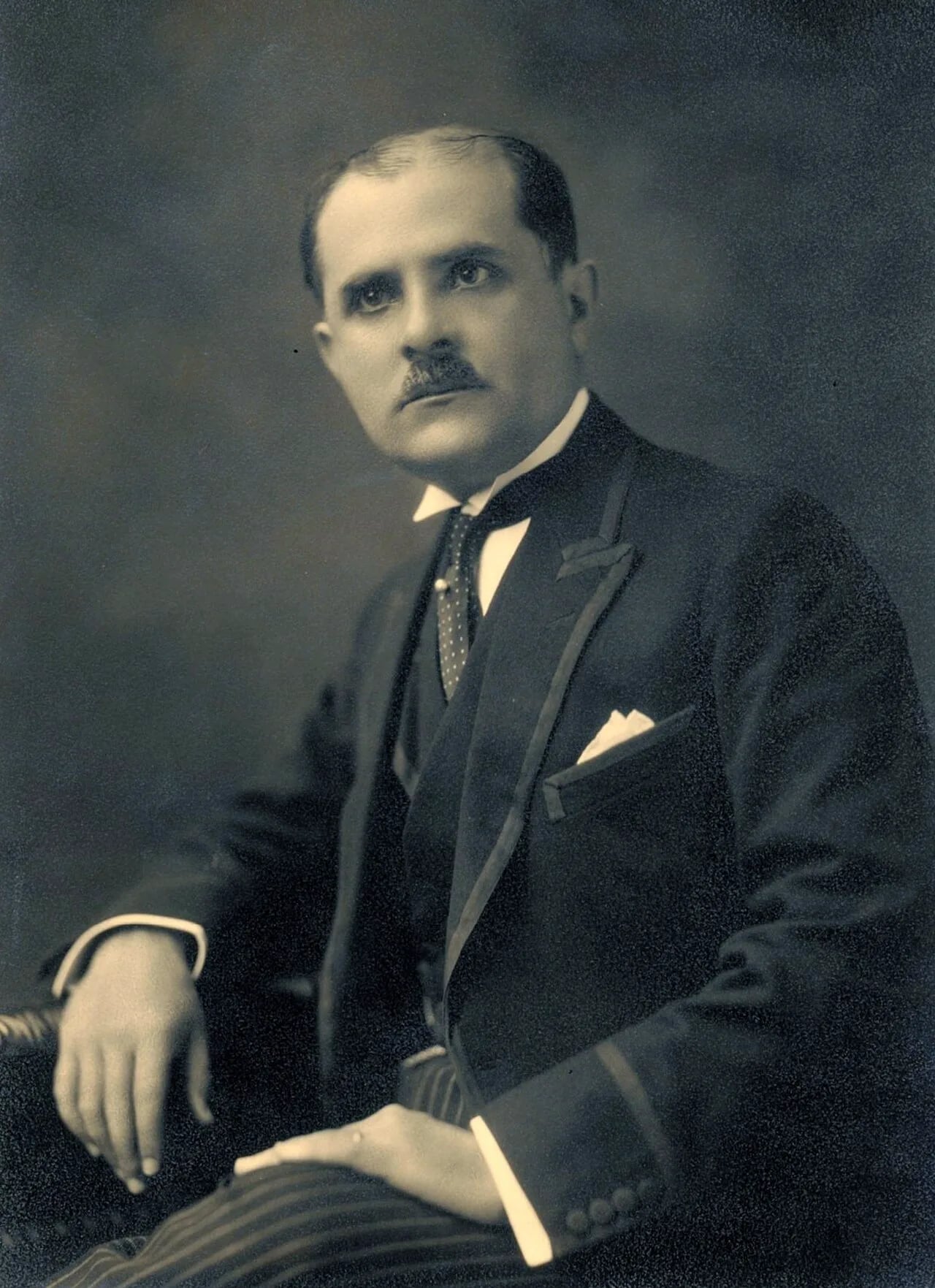Porträt von Luis Antonio Eguiguren (1887–1967) – Gedenkseite