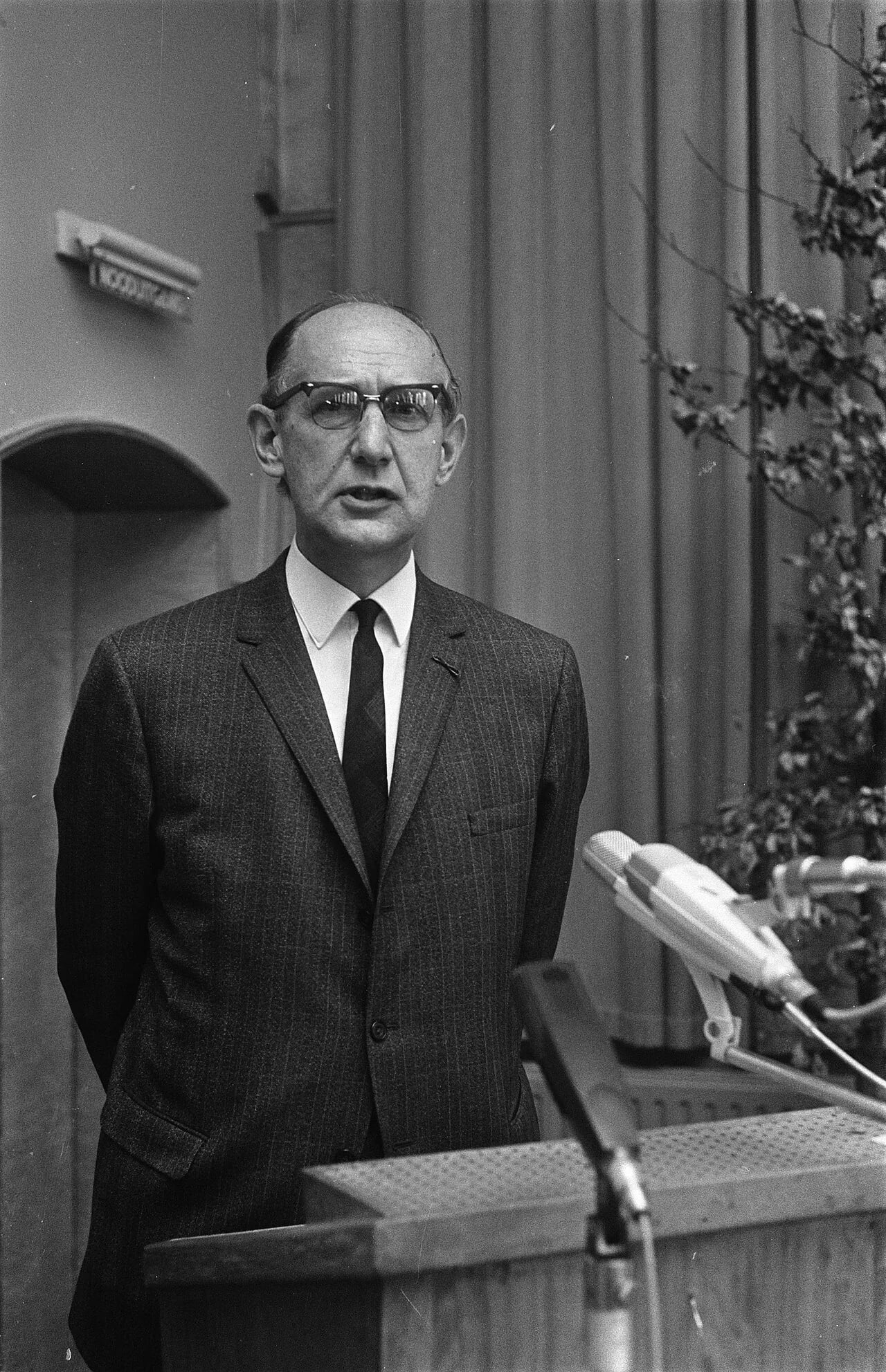 Porträt von Donald Johan Kuenen (1912–1995) – Gedenkseite