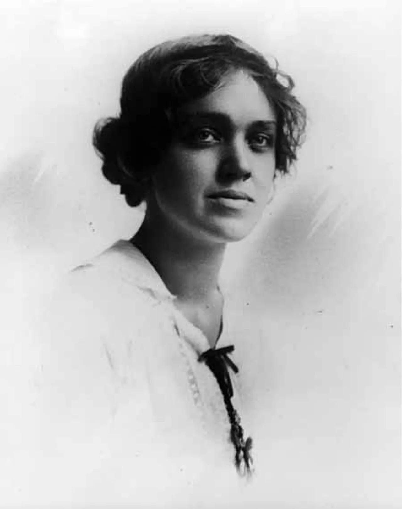 Porträt von Agnes Smedley (1892–1950) – Gedenkseite