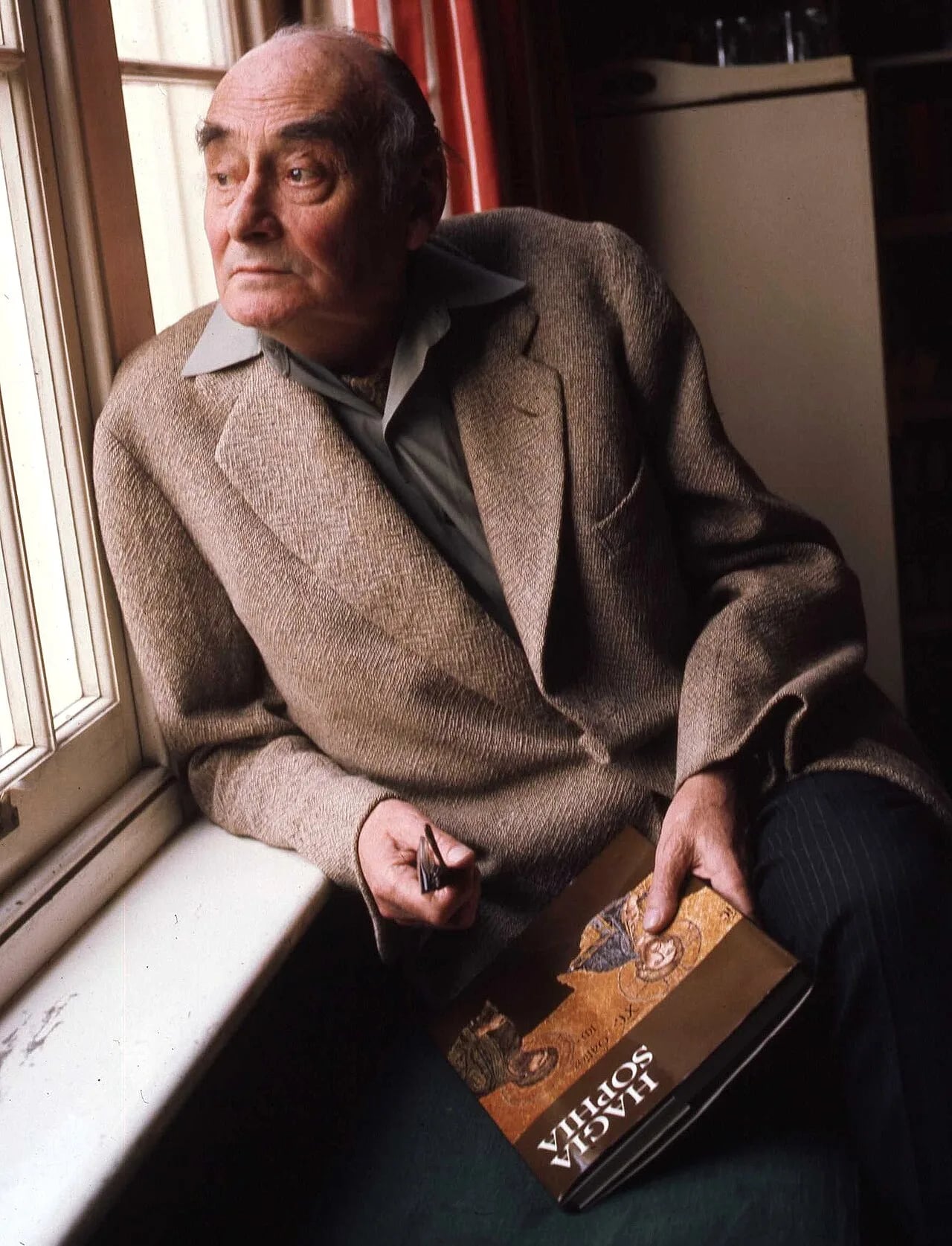 Portrait of Patrick Balfour, 3rd Baron Kinross (1904–1976) – memorial page