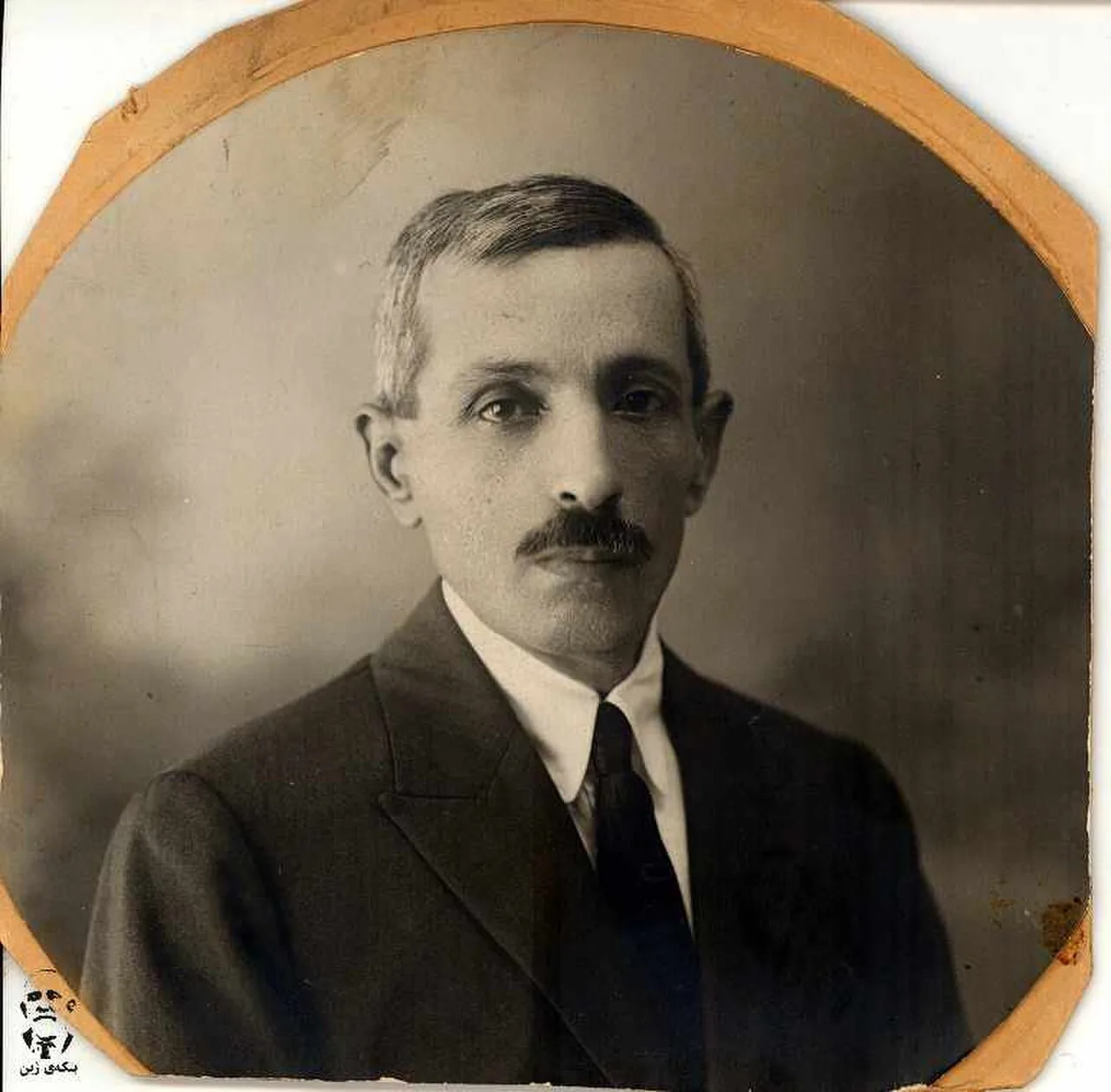Porträt von Muhammed Emin Zeki Bey (1880–1948) – Gedenkseite