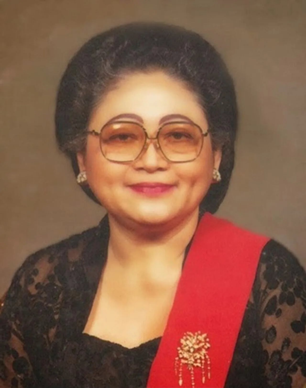 Porträt von Siti Hartinah Suharto (1923–1996) – Gedenkseite