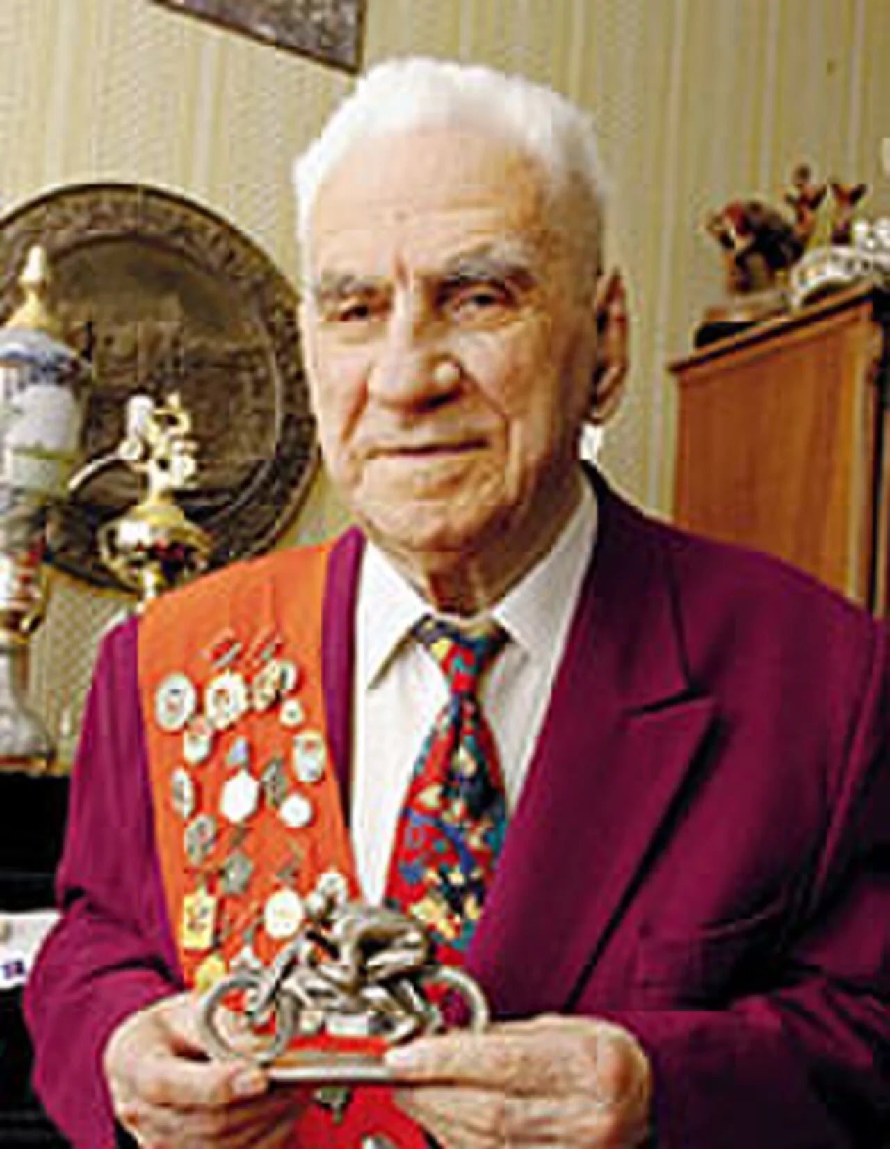 Porträt von Vladimir Karneyev (1913–2007) – Gedenkseite
