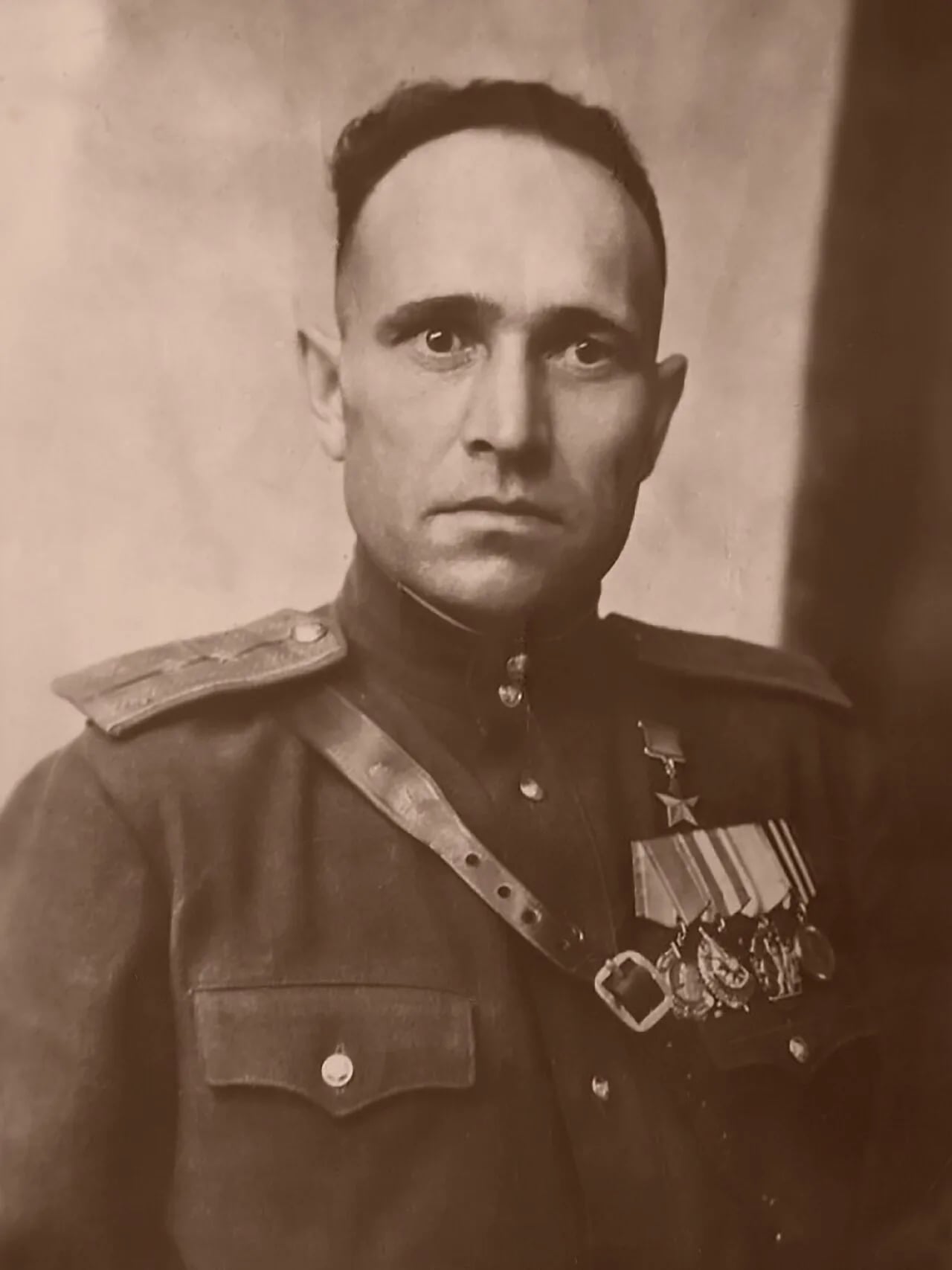 Porträt von Wassili Grigorjewitsch Kolesnikow (1911–1959) – Gedenkseite